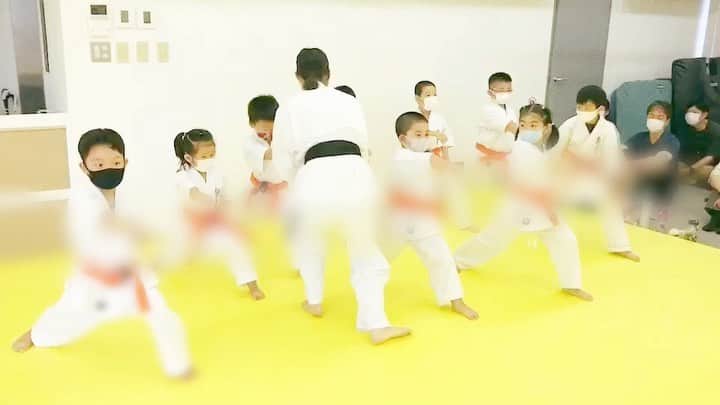 浜井美香のインスタグラム：「only 5-6year old class.  中野坂上教室　土曜10:25〜 5・6才クラス  この年齢で この集中力はすごい👏  幼年クラスは 先生の声のトーンが大事です。  #kyokushin #karate #kyokushinwomen #martialarts #kick #education #japan #blackbelt #training #空手 #空手女子 #極真 #キッズ空手 #インストラクター #中野坂上 #四ツ谷  #笹塚 #幡ヶ谷 #西新宿五丁目 #代々木上原 #代々木八幡カフェ」