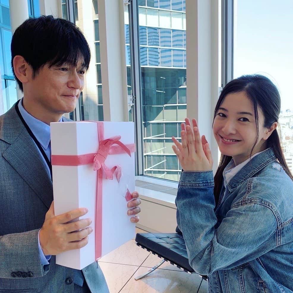 最愛のインスタグラム：「／ 🎊HAPPY BIRTHDAY🎈🧸  ＼  9月15日は井浦新さんの、お誕生日でした🎉🎂 今日、現場よりささやかなプレゼント🎁を贈らせていただきました✨ 井浦さん、おめでとうございます👏😆 素敵な一年になりますように💓  #tbs #最愛ドラマ #さいあい #吉高由里子 #井浦新」