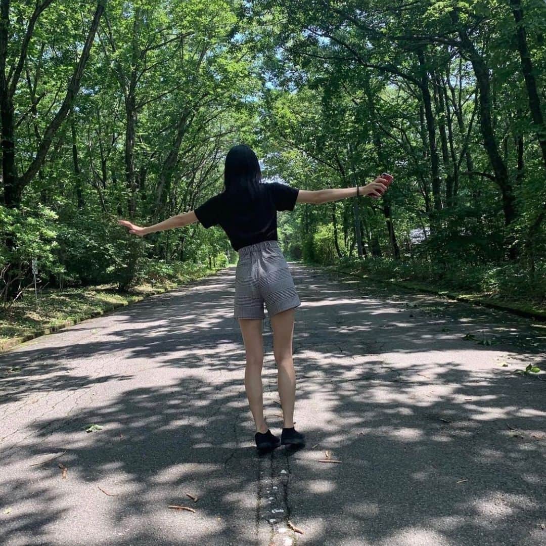 美緒のインスタグラム：「今年も夏が終わったなぁの気持ちになってきました☁️ 小さい頃は通るたびに私がサツキ、妹がメイになりきってました👧🏻  #いつぞやの #夏 #緑のトンネル #となりのトトロ #ジブリ #サツキとメイ」