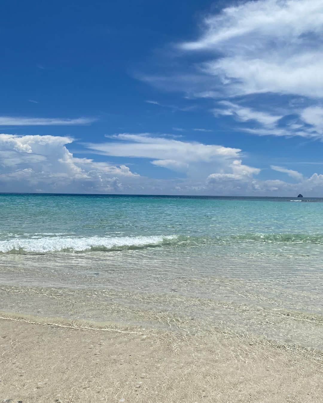 市原彩花さんのインスタグラム写真 - (市原彩花Instagram)「久米島 はての浜🏖  撮影で#久米島 に来てます🐠 砂浜だけの島#はての浜 綺麗過ぎて終始感激だった🥺 港からグラスボートで30分で行けるんだけど、途中海亀も見れたよ😍🐢(5枚目)  宮古島や石垣島と違ってマイナーな島なので、空いててとてものんびり😌 久米島町観光協会さん @kumejima_kanko にいろいろご案内して頂いてるよ🚗  PCR検査、ワクチン受けてから来てます💡 9月中は沖縄等、飛行機乗る人はPCRが無料で受けれたりするので活用してみてね💡 東京に戻る時も検査するよ🙆‍♀️  #沖縄#okinawa#ハテの浜#beach#無人島#水着#ビキニ#泳衣#swimsuit#bajurenang#japanesegirl#自拍#selfie#泳衣#赤ビキニ#수영복#모델#레이싱모델」9月5日 8時58分 - ayaka_ichihara