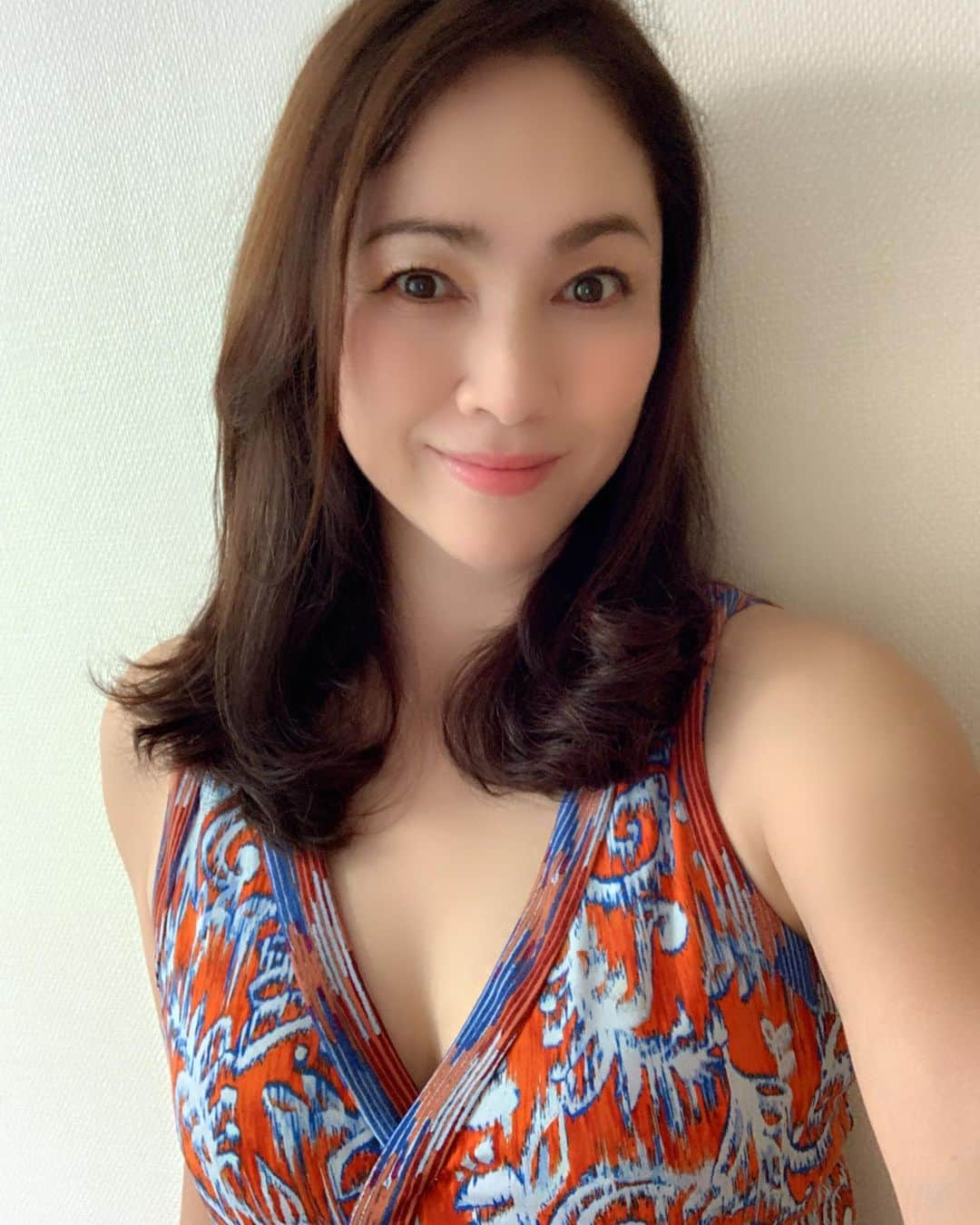 田中悦子さんのインスタグラム写真 - (田中悦子Instagram)「もう夏服も終わりですかね。 夏は好きだけど、 もう暑いのは結構です😂  今日も涼しくて 過ごしやすいですが そろそろ太陽☀️浴びたいですね❣️  #大人女子 #アラフィフ女子 #大人女子コーデ #夏服 #ワンピース #ミディアムヘア #ゆる巻き #今月中にまたバッサリ切るよ #夏の終わり #life  #lifestyle #lifestyleblogger  #fashion  #code #ママライフ #体調崩さないように」9月5日 9時11分 - etsuko.reborn25