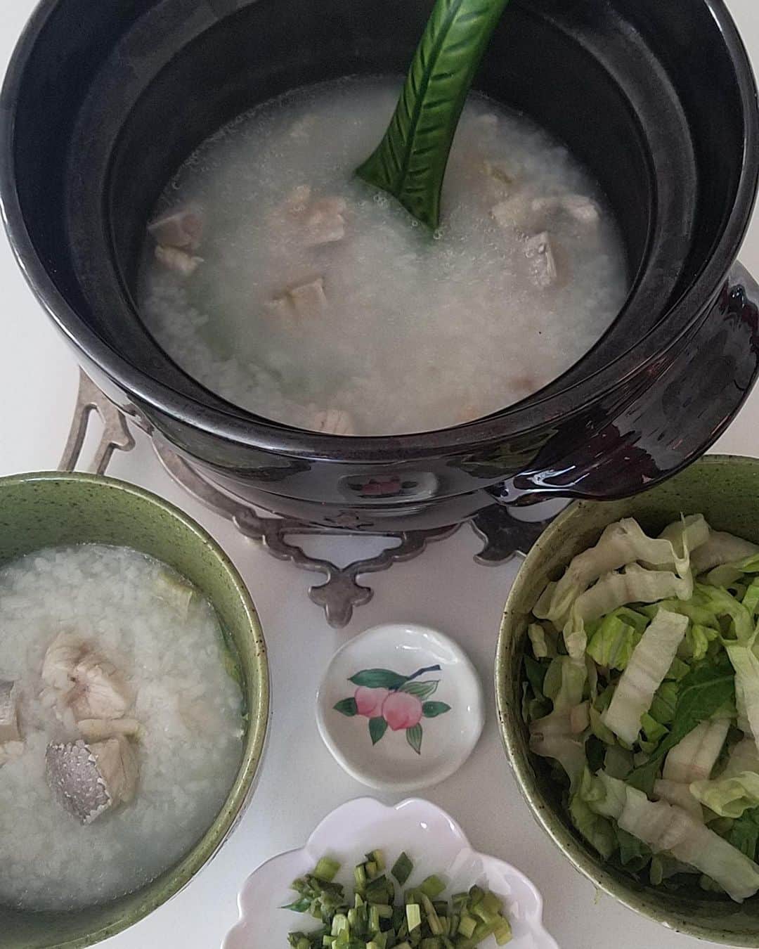 桃井かおりさんのインスタグラム写真 - (桃井かおりInstagram)「朝粥、白身魚の奴!!塩入れず昆布の塩だけで十分。 レタス入り涼しくなる中華粥~^^ #レタス食べきり #かおり飯 #la暮らし」9月5日 9時22分 - kaori_momoi