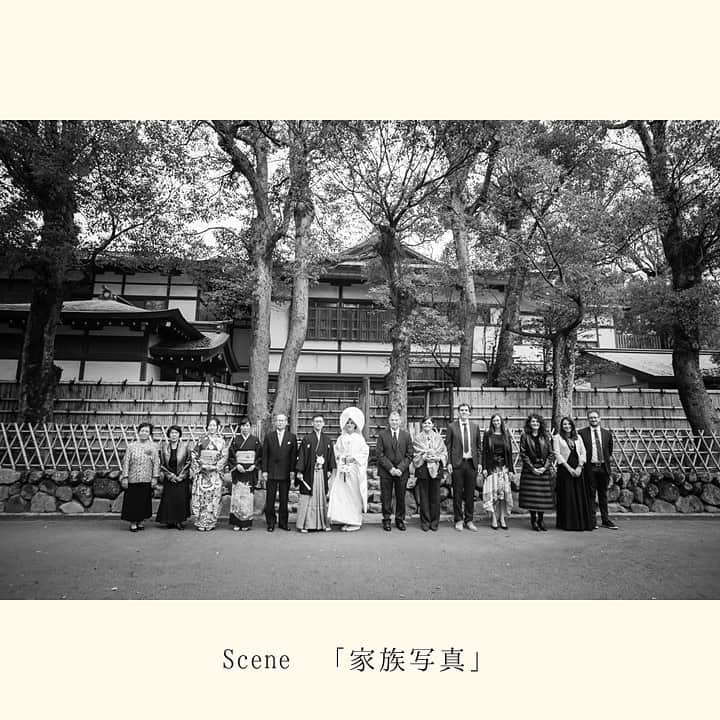 The KAMAKURA WEDDINGのインスタグラム：「Scene 「家族写真」 ・ 大好きで大切な自分たちの家族 その家族と過ごす念願の結婚式 なかなか集まれない今だから こうして家族で写真を残す ・ 「私たちにはこの人たちがいる」 この写真を見れば いつ　どこにいてもその気持ちを思い返せる そんな写真はこれからのふたりの人生を 強く　強くしていってくれる  ----- produce by @thekamakurawedding ----- kimono：@authentique_kimono　＠authentique_weddingdress make：@makemariee flower：@hanahirowedding photo：@yokohama_laviephotography ----- 結婚式実例はHPから  https://kamakura-wedding.jp/report/ ----- #thekamakurawedding #テーマウェディング #ウェディングプロデュース」