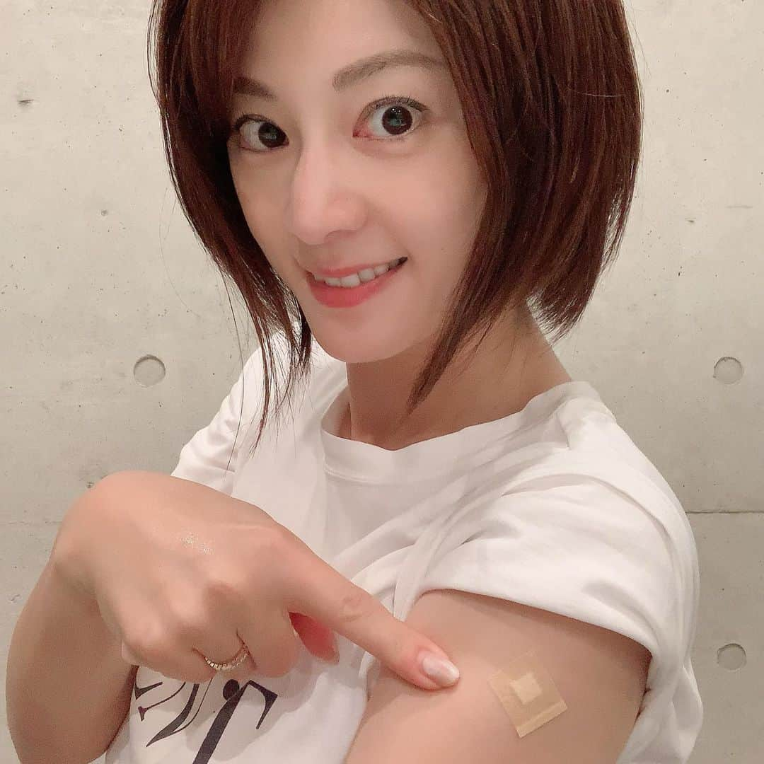 原史奈さんのインスタグラム写真 - (原史奈Instagram)「ワクチン接種一回目💉 受けるまではもうちょっと様子見ようかなとか副反応怖いなーとか本当に受けて大丈夫かなーとか 悩んでいましたが 最近はどんなに気をつけていても感染力の強さでかかってしまうかもしれないし もうこれは受けて少しでも安心したい と思い決断‼️ 今のところは副反応的なものは 腕の痛さとダルさくらいかなー 昨日は微熱があったけど今朝は下がっていました ただ昨日はこれも副反応なのか眠すぎて21時に就寝💤 今日はゆっくりと過ごしたいと思います😉 #ワクチン接種 #副反応 #軽そう #眠い #一安心 #原史奈 #ゴルフ #ゴルフレッスン #ゴルフ女子 #ゴルフ大好き #golf #ゴルフウエア #ゴルフコーデ #ゴルフグッズ #ゴルフ動画 #ping #ピン #ping女子 #gle2 #g410 #even #archivio #アルチビオ #cuartounited #instagolf」9月5日 10時00分 - fuminahara