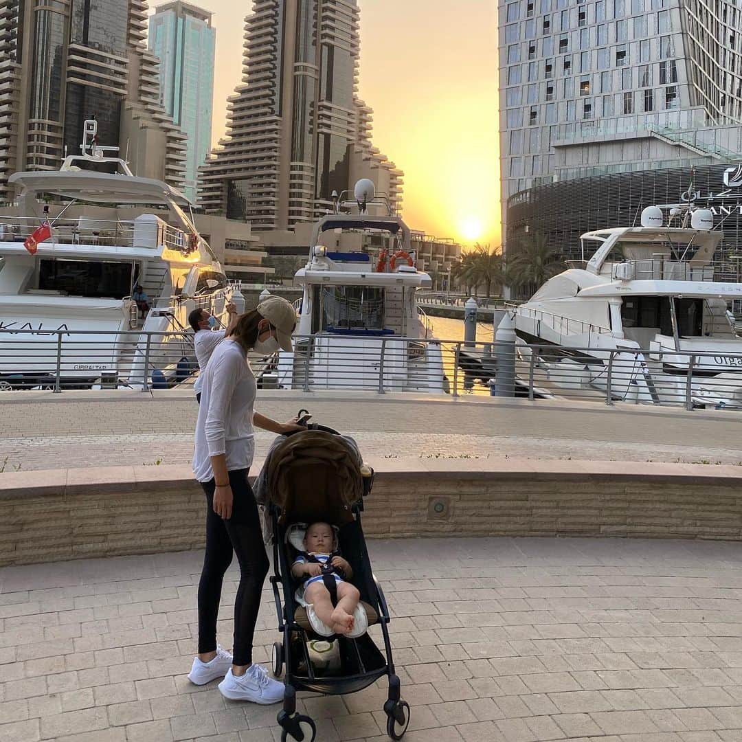 小泉里子のインスタグラム：「背中からおじさんが出てきた夕方のお散歩。 ドバイは気温も徐々に下がり中。 日が落ちるのも早くなったし、太陽の位置もだいぶ変わったな。」