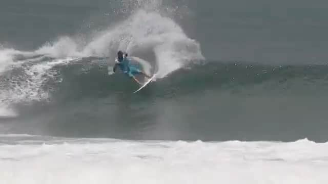 ミグエル・プッポのインスタグラム：「Aquela olhadinha no final da onda torcendo para a pranchinha não ter trincado🙏🙌💙 (🎥: @carlosgpjunior )」