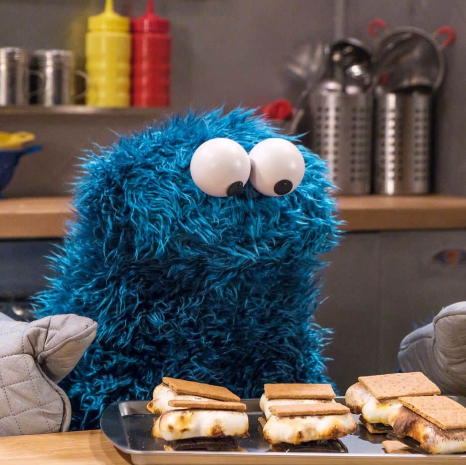 セサミストリートさんのインスタグラム写真 - (セサミストリートInstagram)「Are s'mores a cookie?! Cookie Monster considers them cooooookie sandwiches!」9月5日 3時00分 - sesamestreet