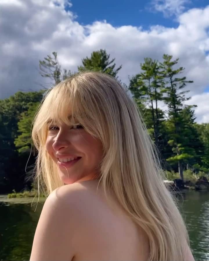 サブリナ・カーペンターのインスタグラム：「don’t say i never did shit for promo <3 9/9!」