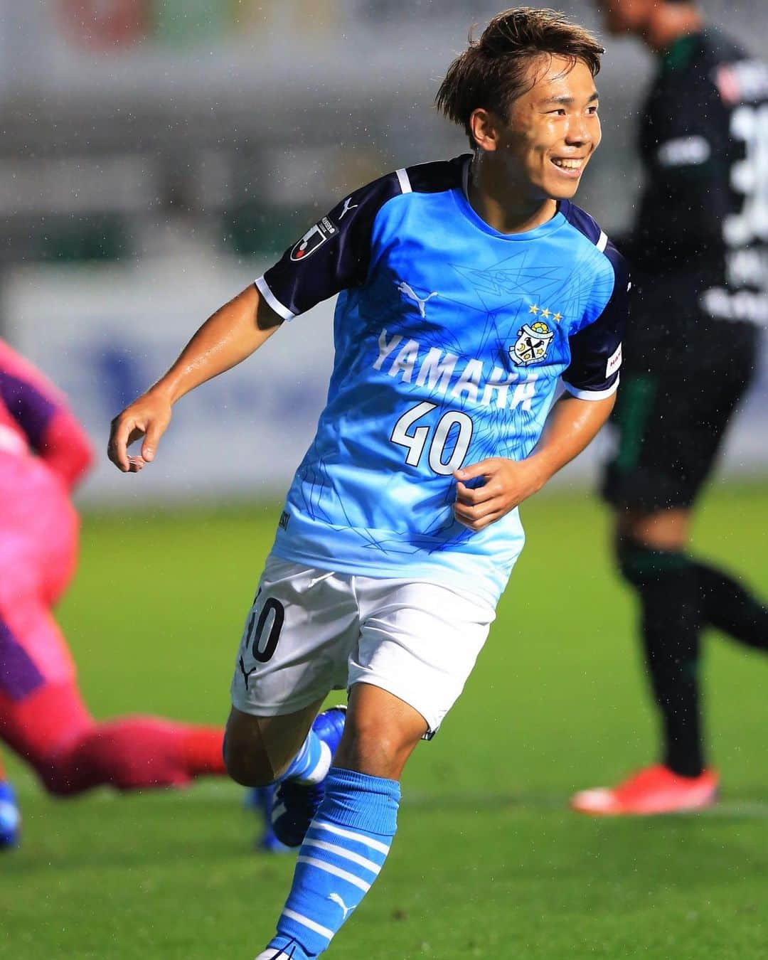 金子翔太さんのインスタグラム写真 - (金子翔太Instagram)「アウェー松本戦。 移籍後5試合目で初ゴールとなりました！ 移籍してから色々悩んだり、もがいたりしましたが、色んな人に支えてもらってました。 自分のことのように喜んでくれたチームメイトやスタッフ、サポーターの皆さんに本当に感謝しています。 First goal after transfer at Jubilo Iwata. @jubiloiwata.official」9月5日 8時16分 - kanekoshota30