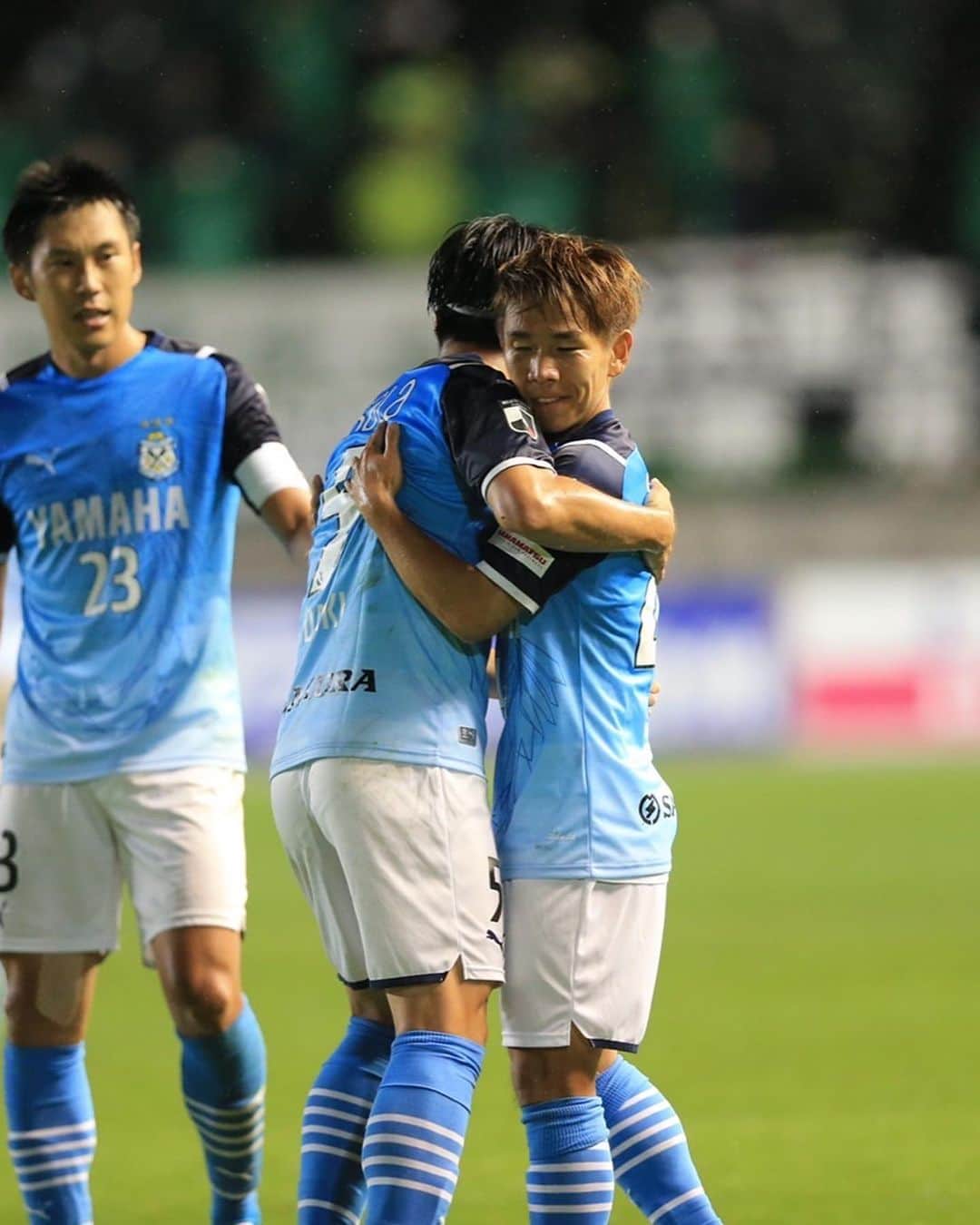 金子翔太さんのインスタグラム写真 - (金子翔太Instagram)「アウェー松本戦。 移籍後5試合目で初ゴールとなりました！ 移籍してから色々悩んだり、もがいたりしましたが、色んな人に支えてもらってました。 自分のことのように喜んでくれたチームメイトやスタッフ、サポーターの皆さんに本当に感謝しています。 First goal after transfer at Jubilo Iwata. @jubiloiwata.official」9月5日 8時16分 - kanekoshota30