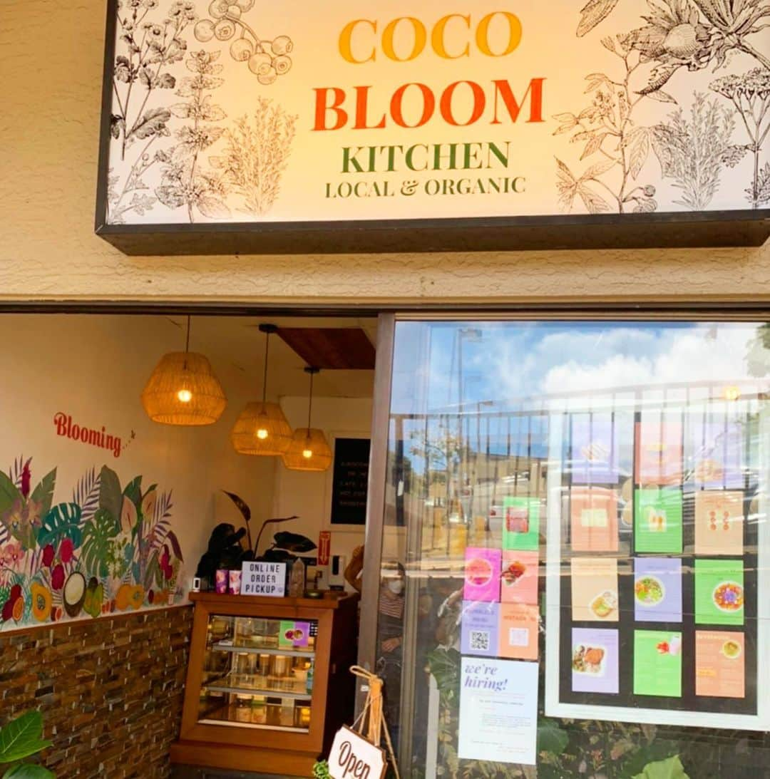 マキ・コニクソンさんのインスタグラム写真 - (マキ・コニクソンInstagram)「ランチは2020年10月に オープンした”COCO Bloom Kitchen” のDeli Sample Plate”をテイクアウト しました！(写真２枚目) メンチカツ、トンカツ、豆腐カツの3種類 から一品と他にバターチキンカレーか グリーンカレーからも一品選べます。 私はトンカツとバターチキンカレーを チョイスしました！雑穀米と付け合わせの お惣菜も美味しかった！Yummy!! 😋  Butterfly Pea Lemonade  がこれまた美味しかった！(写真１枚目) 場所はKaimuki Times Supermarket の 並びにあります！すでにロコから大人気のDeli Cafeです！凄くお勧めちゃん！👍🏼  #ハワイの美味しいお店のおすそ分け🤙🏼  #cocobloomkitchen  #グルメエリア #カイムキ」9月5日 8時46分 - makikonikson