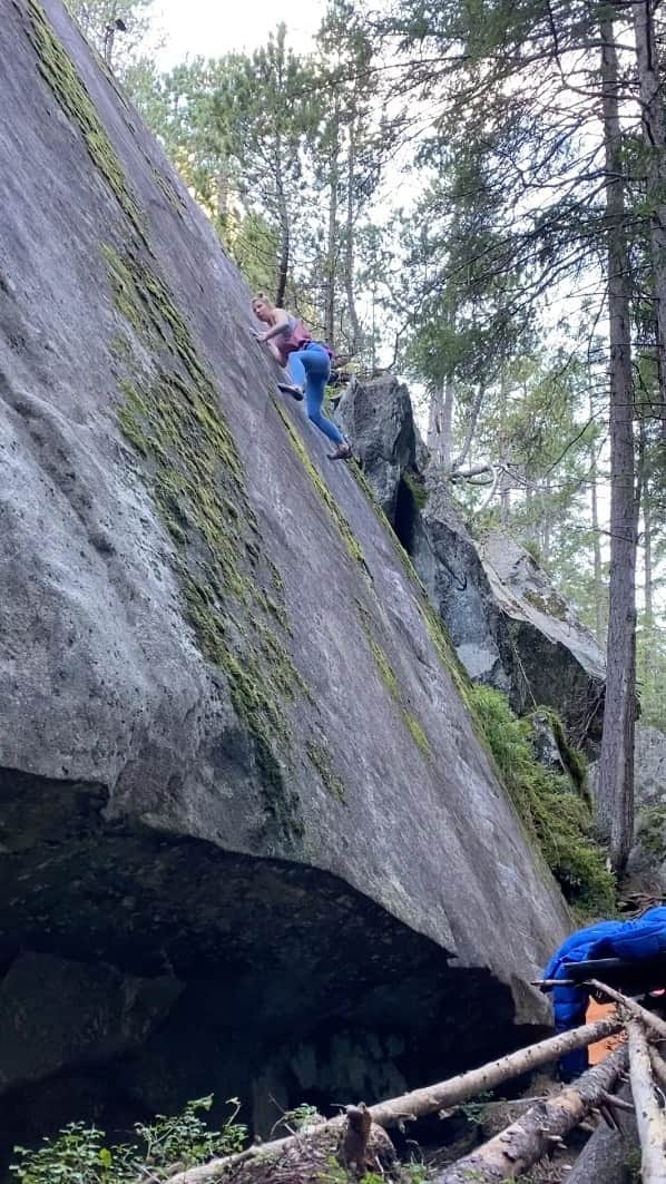 カロリーネ・ジンフーバーのインスタグラム：「one highball less on my bucket list 🔥 in my eyes these slab highballs are much more spicy than ‚normal‘ ones. you never know how you will fall 🤷🏼‍♀️ will you run towards the pads, or just grind and slip on the rock? #surprisesurprise  @scarpa_at @frictionlabs @organicclimbing @natureclimbing @belmezattitude  @bodhi_climbing」