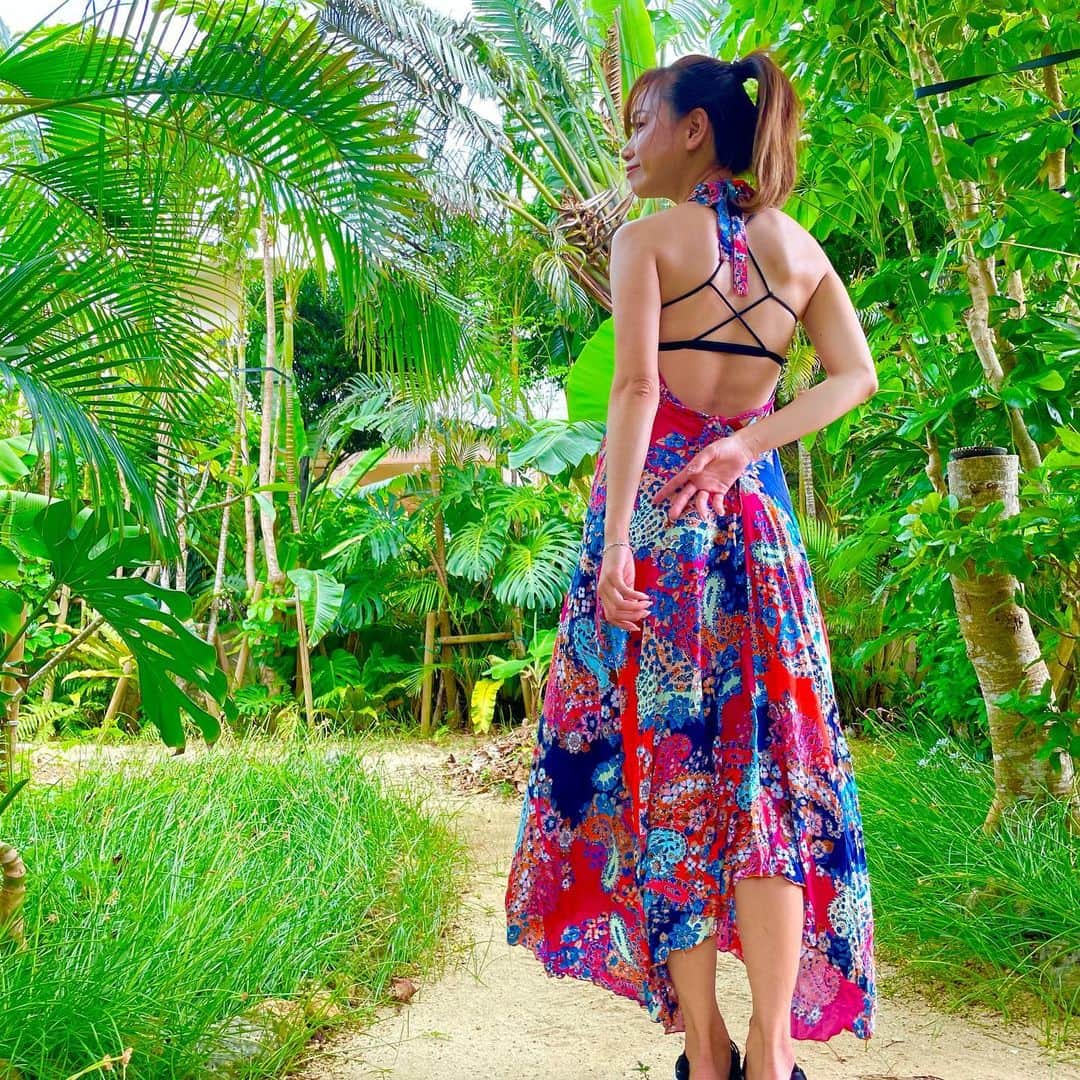 のインスタグラム：「🌴 * バリで買ったワンピなかなか着る機会無いから着れて嬉しい☺️ 2年⁇3年⁇ぶりに着た(*´∀`)♪ * #バリ服 #ファッション #ワンピース #南国ワンピ #背中開きワンピ #日本 #モデル #撮影 #iphoneカメラ #藤澤友千菜  #followｍe #fashion #model #japanesegirl #onepiece」