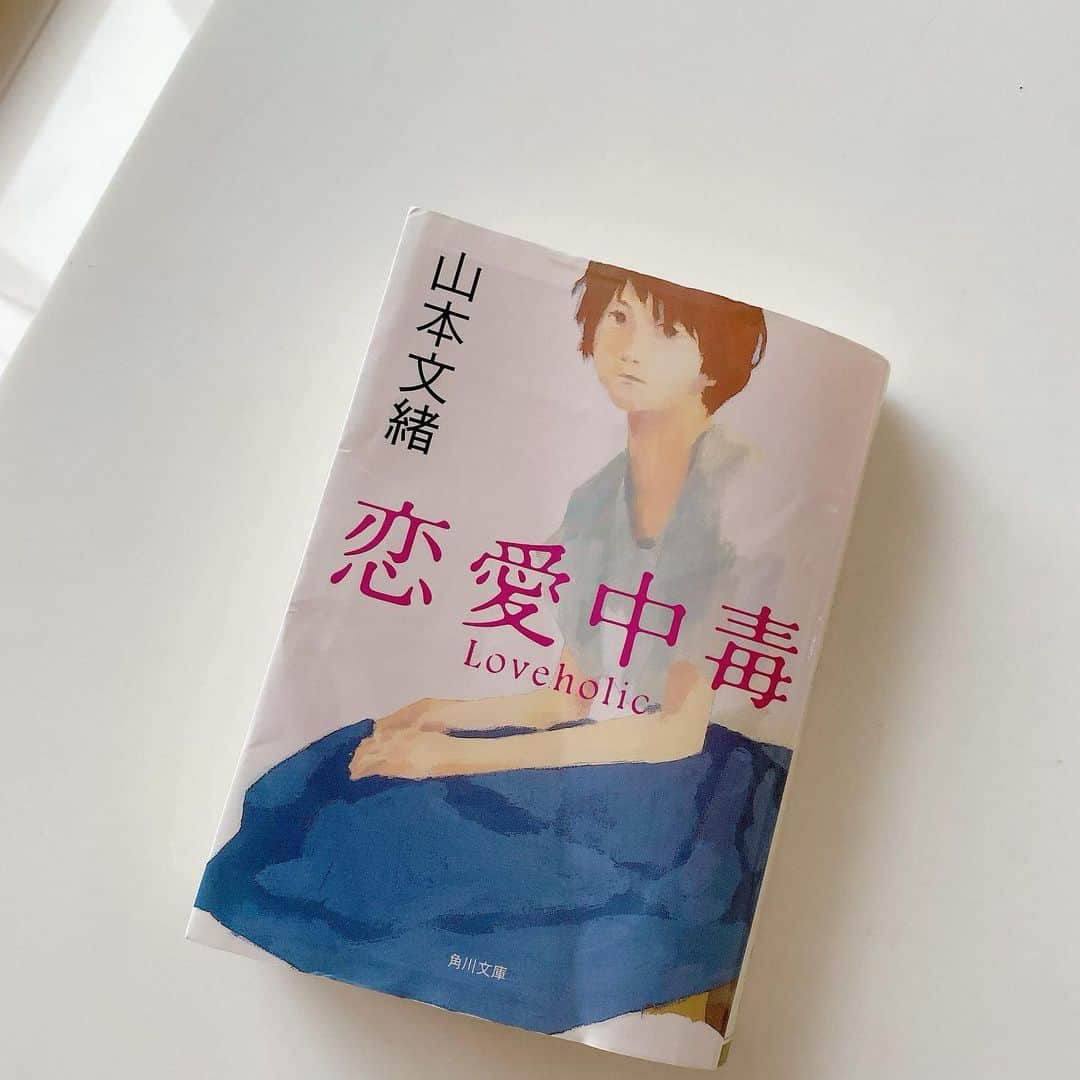 美香さんのインスタグラム写真 - (美香Instagram)「ホテルステイのお供📚 去年途中まで読んで紛失していた本が出てきたので読破。 20年くらい前にも読んだけれど、あの頃と見え方が違って そんな自分をちょっと面白く思ったりしました。 登場人物の創路先生。 40半ばの今では、 かわいいじゃない とすら思える。人って変わるものですね。年齢を重ねるってこういうところが面白い。  諦めると決めたこと。 二度と会わないと決めた人とは、本当に二度と会わないでいるように。 私が私を裏切ることがないように。 他人を愛するぐらいなら自分自身を愛するように。（作中より）  愛さずにはいられない女と 愛されていたい男の愚かで純粋なストーリー。  ぬめーっとした一冊。 共感できる人。できない人。 様々かと思いますが、あぁそこだけはわかるわぁという部分はきっと誰しもあるはず☺️  紙で読みたいし、書店でゆっくり選ぶのが好きで避けてきたけれど、いよいよ電子書籍アプリに手を出したので、何かオススメがあったら教えてください☺️ （恋愛もの以外でー♡）  #恋愛中毒 #読書」9月5日 18時20分 - mikaofficial99