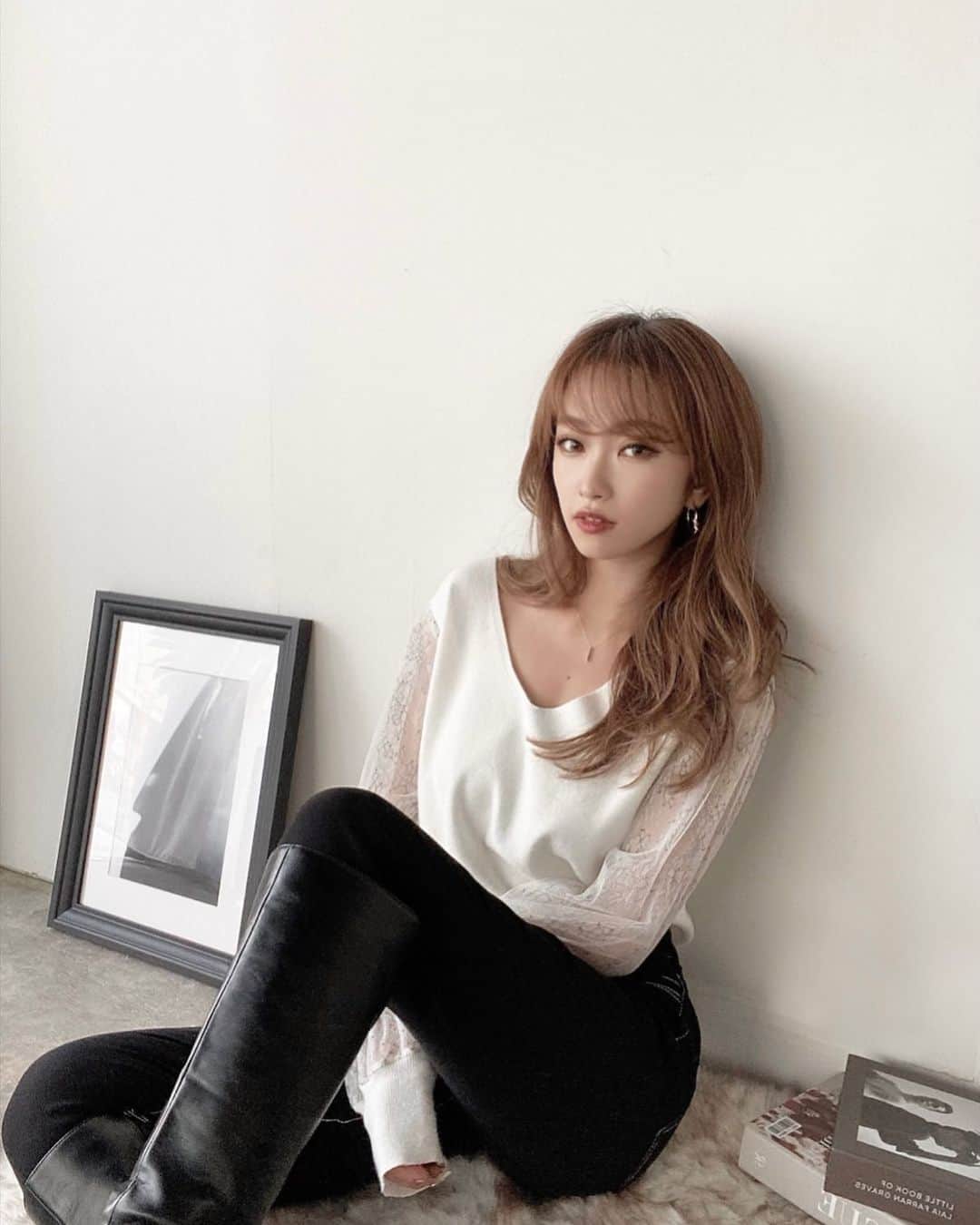 木田絵里香のインスタグラム：「. 今年のレーストップスはいつもとちょっと違うの🤍 . とっても可愛いからチェックして欲しい☺︎ . いつもスカート合わせだからパンツにしてみた👧🏻 . MS_06656を入れると10%OFFでGETできます🕺🏽 . #レース#レーストップス#パンツコーデ#きれいめコーデ#fashion#resexxy#knit#pants」
