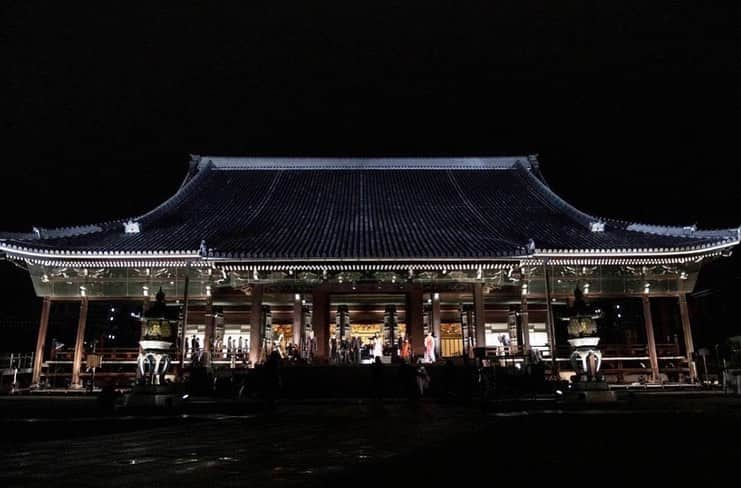 中村祥子のインスタグラム：「世界遺産の京都・西本願寺でのコンサート「西本願寺音舞台」が無観客で開催されました。音楽監督の村松崇継さん、チェリスト宮田大さん、歌手の工藤静香さん、フルーティストでモデルのCocomiさん、オペラ歌手の錦織健さん、サンドアート集団「SILT」さん、とても素晴らしい方々と舞台をご一緒することができ、 感動的な一夜となりました。今回の振り付けをして下さった　@yukao_ishi 大石裕香ちゃん 、この作品を通してことばの持つちから、その思いが身体を通して観て下さっている方々に伝わっていく不思議なちからを感じさせてもらいました。踊っていた私自身も音楽と動きから感動をもらってました😄ご一緒できたことに本当に感謝ですし、自分への新しい学びも頂きました🙏✨ そして、衣装を作って下さった　@hanako_washio  鷲尾華子さん、最初に衣装を見せて頂き、試着させて頂いたときから美しさに目を奪われてしまいました😍 自然の色の素晴らしさに 感動です✨このような衣装を纏い踊れたこと、本当に感謝しかないです🙏✨ ありがとうございました。 今回、久しぶりに　@ishidahironori  石田弥仙さんにお会いでき💛いつものように魅力溢れる世界観をもったヘアメイクをして下さいました✨ヒロさんのスタッフの　@yukinomineta さんにはヘアをして頂き感動✨是非 ヘアメイクもじっくり見て頂きたい。 コロナの状況もあり、無観客となりましたが、MBSさまをはじめ、スタッフの皆様方の様々な対策や対応など細かなお心がけで貴重な舞台を踏ませて頂けたこと、とても感謝しております✨✨✨ 「西本願寺音舞台」の模様は10月下旬にMBS•TBS発 全国放送の予定です。 この素晴らしい舞台を 是非、たくさんの方々に 観て頂きたいです‼️  •撮影時のみマスクを外しております。 #西本願寺#音舞台#2021 #mbs #村松崇継さん #宮田大さん #工藤静香さん #cocomiさん #錦織健さん #siltさん#大石裕香さん #関わって下さった皆様に感謝 さん #石田弥仙 さん#関わって下さった全ての方に感謝」