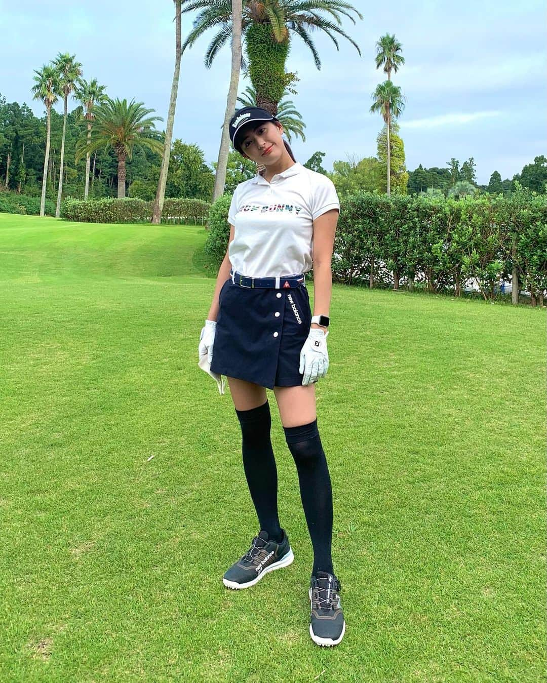 LUNAさんのインスタグラム写真 - (LUNAInstagram)「絶対領域展開の季節です🏌️‍♀️✨. . . スコア178→157→143とだんだん良くなってきて楽しめてます😊暑い時期過ぎたしこの日は初めて回った方々でしたが恵まれめちゃ楽しかったです🏌️‍♀️💓. . この日は、 #パンチショット #ハーフスイング ？どっちなんだろで確実に前に飛ばすを意識してラウンド回りました✨距離は伸びないけどあっちこっちに行くことなくホッとしてました🤣ラスト2ホールは #フルスイング #マン振り ？で回ってみたけど動画の方のドライバーは全然ダメダメ #ミスショット でしたっ🤯けどその前が気持ちよく飛んだからよし(笑)今月も行けるといいなぁ〜！楽しみな予定もできたのでまた投稿します🙋‍♀️✨. . . . #ゴルフコーデ #ゴルフじょし #ごるふ女子 #ゴルフ女子コーデ #ゴルフスイング動画 #ゴルフウェアコーデ #ゴルフスタグラム #ゴルフ初心者女子」9月5日 19時39分 - luna_0229