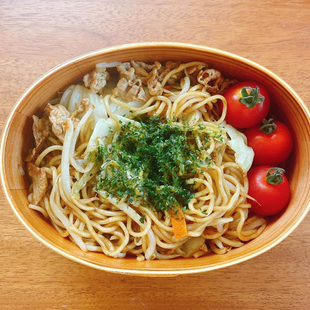 Aya（高本彩）さんのインスタグラム写真 - (Aya（高本彩）Instagram)「最近の朝20分で作ってるお弁当🍱 ほぼほぼ作り置きです🍙 朝は寝れるだけ寝たいから時短時短‼️  #世の中のお母さんってすごい#尊敬#作り置き#作り置きおかず#彩り弁当#野菜の使いきり術#梅干し#低糖質レシピ #菌活 #酵素#麹#塩麹#麹づくり始めます」9月5日 10時55分 - aya_dream04