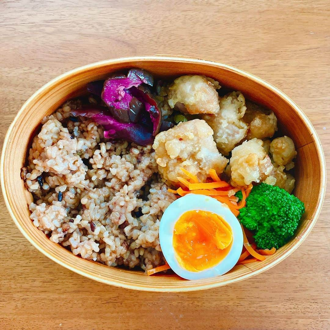 Aya（高本彩）さんのインスタグラム写真 - (Aya（高本彩）Instagram)「最近の朝20分で作ってるお弁当🍱 ほぼほぼ作り置きです🍙 朝は寝れるだけ寝たいから時短時短‼️  #世の中のお母さんってすごい#尊敬#作り置き#作り置きおかず#彩り弁当#野菜の使いきり術#梅干し#低糖質レシピ #菌活 #酵素#麹#塩麹#麹づくり始めます」9月5日 10時55分 - aya_dream04