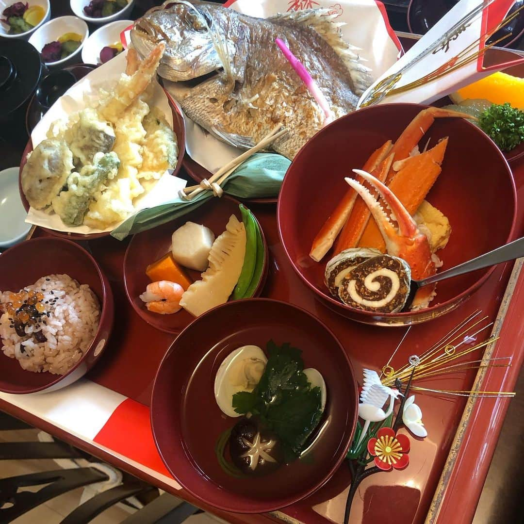 ユイ（YUI）さんのインスタグラム写真 - (ユイ（YUI）Instagram)「産まれて100日経ちました👶ということで、お食い初めを💗  もう、拍子抜けて手がかからないので、2人目の奇跡が起きています。  良く笑うようにもなってきて、すくすく育ってくれてありがと〜💗  そして、夜の睡眠時間を与えてくれてありがとう。😭笑  #お食い初め#産まれて100日 #元気に#健康に#育ってくれて#ありがとう#母日和#子育て奮闘」9月5日 11時36分 - yui_mekata