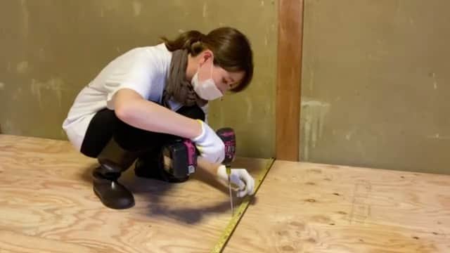 のインスタグラム：「昨日は大作業だった⛏  女友達に教えてもらいながら、 私すごいやってる風なんだけどビスが全く入っていかない、超ぐにゃぐにゃ😂  センス無さすぎてすぐやめました。  いろんな人の協力、ご縁に感謝です。  #大工 #工事 #ビス #苦手 #DIY #皆で１つになって #作り上げました #いよいよです」
