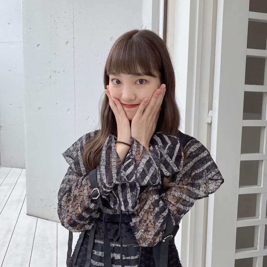 飯窪春菜のインスタグラム：「そういえば 先日ダーマペンで鼻が赤くなってる写真をストーリーズに上げました！ 2回目のダーマペンだったのですが、 初めての時にビビり過ぎてそんな思いきり深くやらなかったのもあり、今回挑戦しました！ 顔全体0.8、鼻とほっぺの気になるところは1.5の深さで！ 施術中はまだ大丈夫だったけれど 施術後に塗った #ベルベットスキン が痛い痛い！笑 涙が出そうでした〜🥺笑 でも頑張ったおかげでちょっと効果が見えて！ 「あと3回くらいやったら綺麗になりますよ〜」と言われ、あの痛いのをあと3回頑張らないとか…！笑 と思いつつ、自分のなりたい自分でいるためには大変さもあるなと文字通り痛感しました😹 @lil44.y さんにやって頂きました🌷 #ダーマペン4 #毛穴ケア」