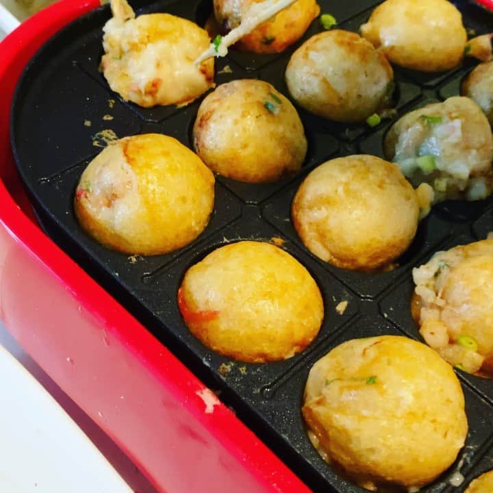 のインスタグラム：「とある日。息子のリクエストでたこ焼き。頑張る夫。撮るだけの私😁#takoyaki」