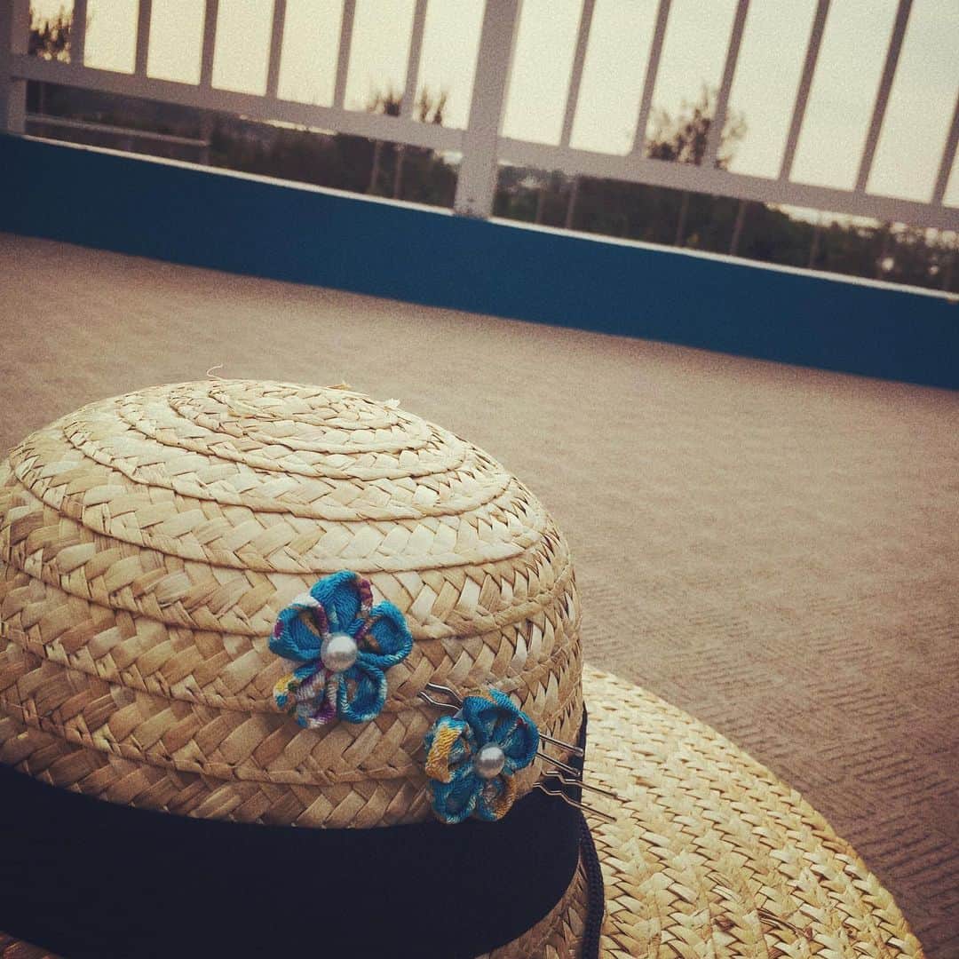 のインスタグラム：「好きなものとかの写真ものせちゃお。 数年前にやたら気に入ってた麦わら。 東京で被ってたら浮いてた。 もうすぐ秋ですかねぇ。 #夏の思い出 #麦わら帽子 #100均」