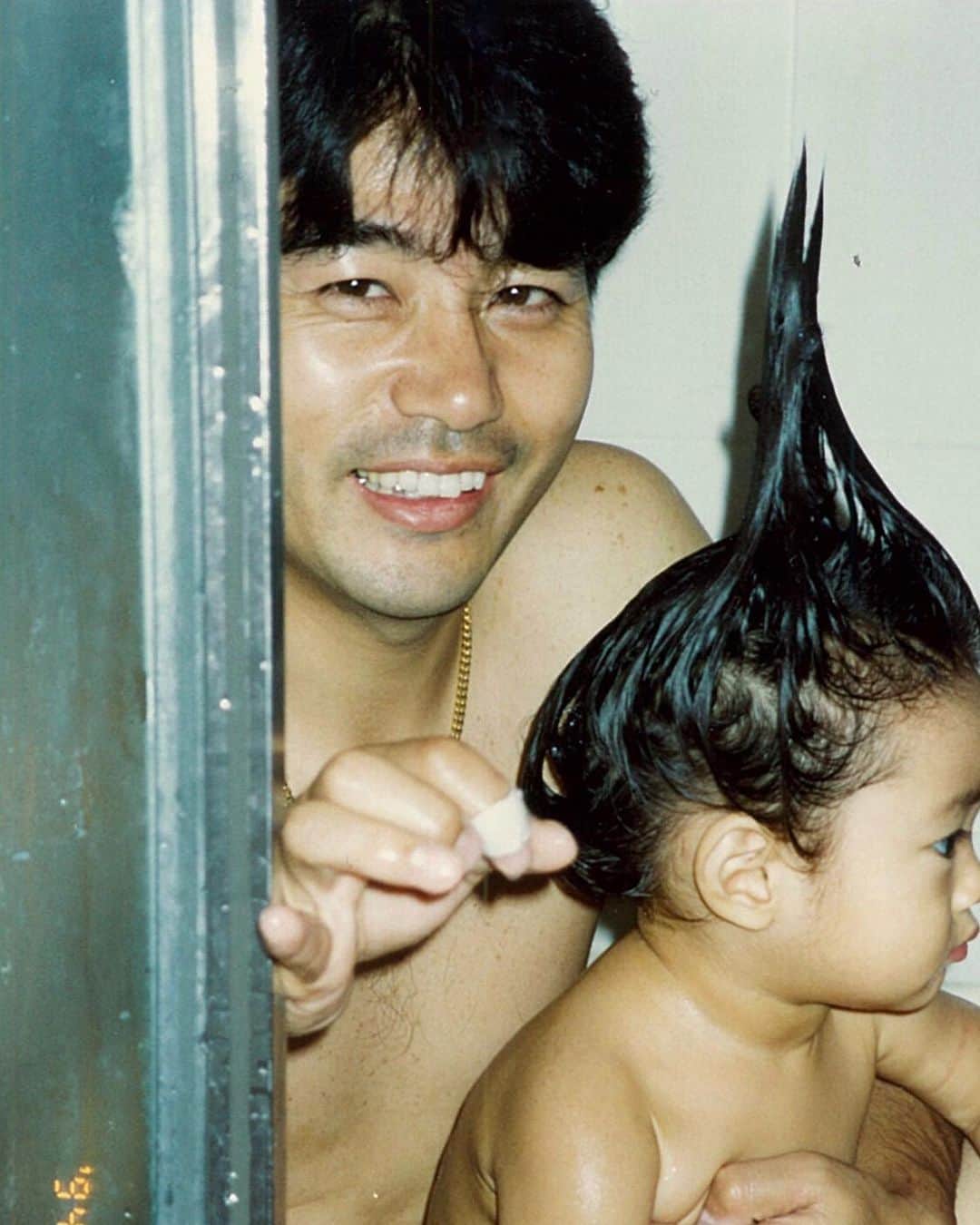 忽那汐里さんのインスタグラム写真 - (忽那汐里Instagram)「💐happy father's day💐  いつもfamilyを守ってくれてありがとう。 we love you daddy〜❤️  この髪型、トルコアイスを思い出す😂」9月5日 13時05分 - shiolikutsuna