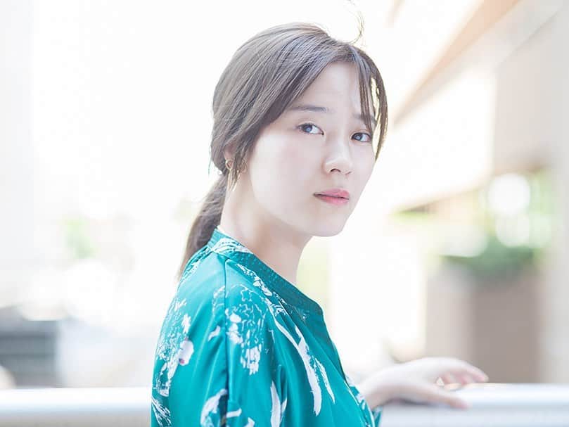 亜希子のインスタグラム：「ちょいと失礼いたしますね。  (私自身が自ら過去の経験を「元アイドル」と名乗ることや、アイドルに関連したコンテンツで取材を受けた場合を除き)  なぜ、なぜ、「元アイドルの大木さん」という肩書きで紹介されなきゃいけないんだろう。  「元アイドル」という言葉は、私の現在の職業ではありません😌  私は今、ライター兼作家です。(時々、女優)書き物をして、生活を送っています。生計を立てて食えています。  たとえばシェフ、書店員さん、エンジニア、花屋さん、新聞記者、学校の先生…。  世の中には無数の職業があって、それと同じように私も普通に働き、ヒーヒー言いながらも、なんとか生きております。  そして、私以外の「元アイドル」の方々が消費・搾取されないよう、祈るような気持ちで『アイドル、やめました。』という本を書かせていただきました。  なので、肩書きにはとてもシビアです。  私は色々な誤解が無くなれば良いなと思って、いつも文章を書いています。  「元アイドルで、現在はライター(もしくは作家)の大木さん」とメディアで紹介してもらえるように、もっともっと頑張ります🔥  そもそも、ご興味を持っていただけることに感謝しなくては。  しかし、普段から私がお願いしていることはごく普通のことなのだけれど、なぜ認知されないのかな。  私が頑張って、もっともっと売れて、この言葉の意味を考えて貰えば良いのか🤔  色々言っておりますが、「何も肩書きをもたず、ただ呼吸をして生きているだけで素晴らしい」という感覚は持ち続けたいです。  朝から大変失礼いたしました。。」
