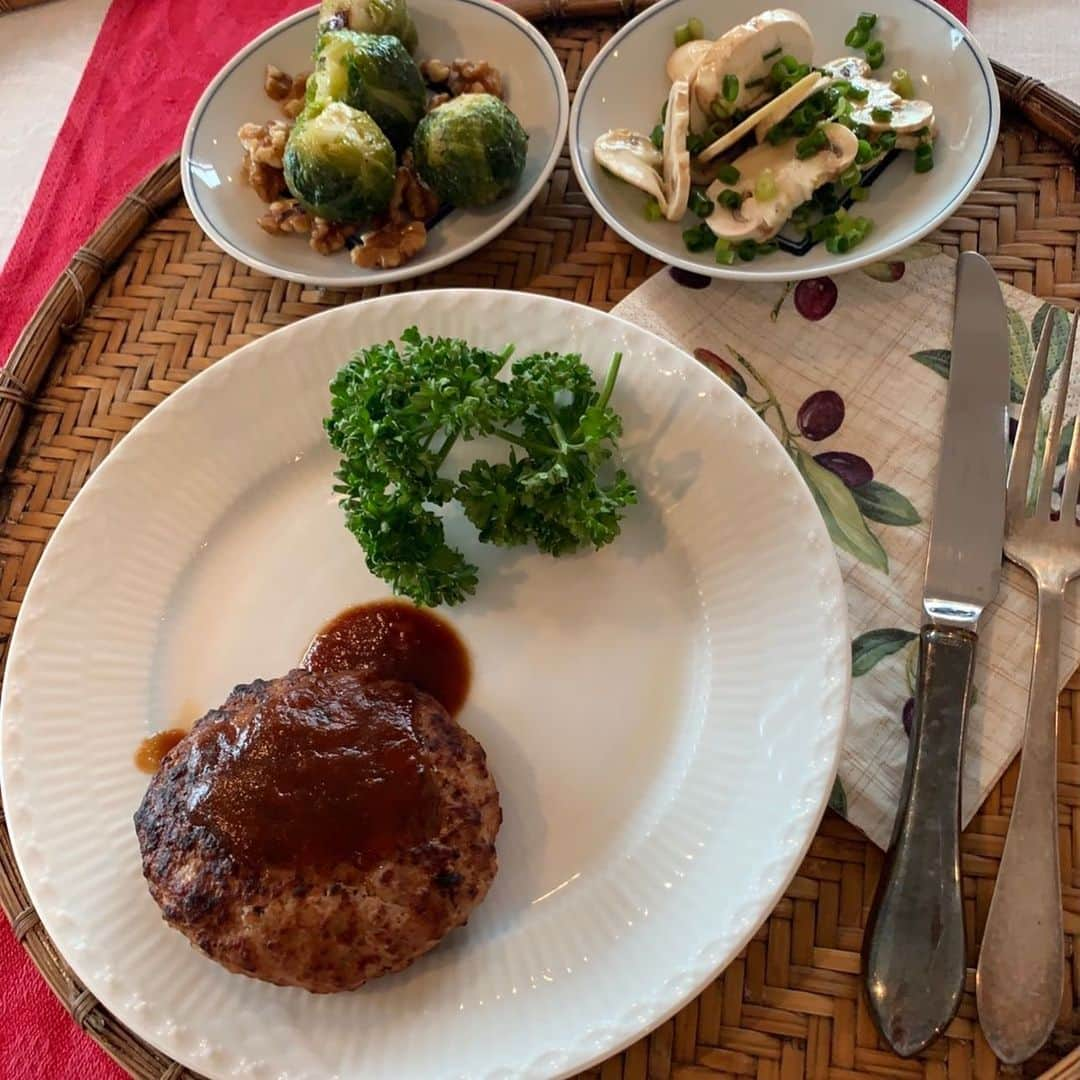 夏木マリさんのインスタグラム写真 - (夏木マリInstagram)「#おうちご飯 #beef #hamburgersteak #lamb #duck  お肉を食べると痩せるので、 ここのところズーッと家で食べてる🍴」9月5日 13時17分 - mari_natsuki