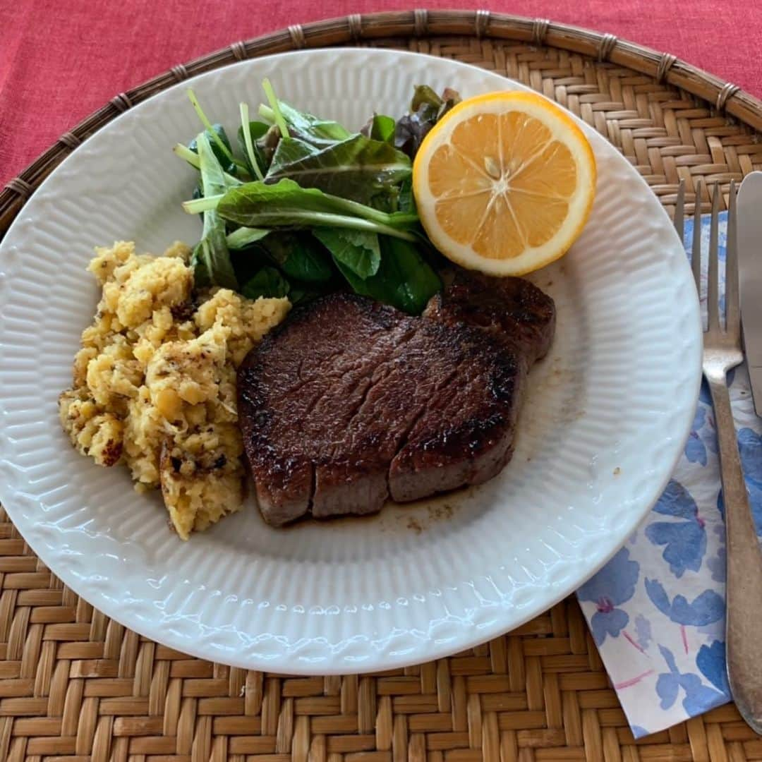 夏木マリさんのインスタグラム写真 - (夏木マリInstagram)「#おうちご飯 #beef #hamburgersteak #lamb #duck  お肉を食べると痩せるので、 ここのところズーッと家で食べてる🍴」9月5日 13時17分 - mari_natsuki