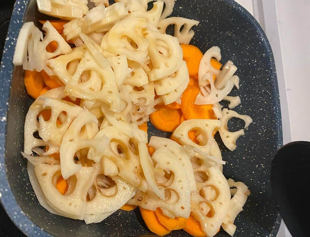 クロさんのインスタグラム写真 - (クロInstagram)「昨日の晩御飯👩🏽‍🍳🤍 ⁡ 前回の豆苗育てて、モリモリに育ったので、また、同じの作ったのであります☺️ ⁡ ✔︎豆苗とミョウガ、キュウリの豚しゃぶサラダ ✔︎エノキとお豆腐のお味噌汁 ✔︎レンコンとニンジンのキンピラ ✔︎焼きとうもろこし ✔︎ホタテごはんですよ でした！！ ⁡ @utosh さんのレシピ美味しかった♩ 詳しくはブログに書きました〜💕💕💕  自分の体重に驚きすぎて、数日昨日、さらにやる気が？なぜか起きて、ご飯も少なめにしたけれどさらに残したし、色々残したら、なぜか2kgマイナスになった。わたしの身体はよくわかんないけど、ちょーっとダイエットする気起きてる自分がいる気がします💭 ⁡ #定食ご飯 #今日の晩御飯 #つくりおき食堂まりえ #お家ごはん #おうちごはん #時短ご飯 #dinner #簡単レシピ #レシピ #電子レンジご飯 #時短レシピ#yummy #delistagrammer #homecooking #tokyo #japanesefood #instafood #foodstagram #クロリサ的自炊 #おうちご飯 #クッキングラム #晩ごはん #instagood #instalike #tokyo #可愛い #大好き」9月5日 13時50分 - kuro_risa