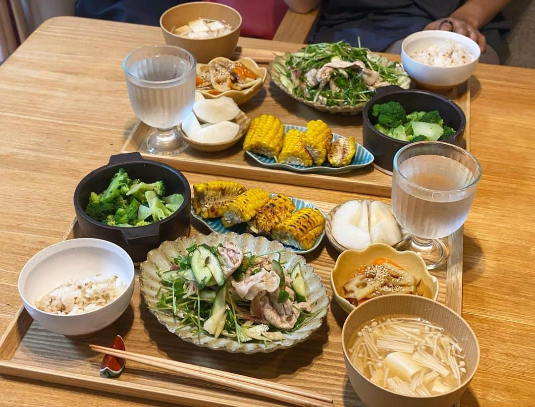 クロさんのインスタグラム写真 - (クロInstagram)「昨日の晩御飯👩🏽‍🍳🤍 ⁡ 前回の豆苗育てて、モリモリに育ったので、また、同じの作ったのであります☺️ ⁡ ✔︎豆苗とミョウガ、キュウリの豚しゃぶサラダ ✔︎エノキとお豆腐のお味噌汁 ✔︎レンコンとニンジンのキンピラ ✔︎焼きとうもろこし ✔︎ホタテごはんですよ でした！！ ⁡ @utosh さんのレシピ美味しかった♩ 詳しくはブログに書きました〜💕💕💕  自分の体重に驚きすぎて、数日昨日、さらにやる気が？なぜか起きて、ご飯も少なめにしたけれどさらに残したし、色々残したら、なぜか2kgマイナスになった。わたしの身体はよくわかんないけど、ちょーっとダイエットする気起きてる自分がいる気がします💭 ⁡ #定食ご飯 #今日の晩御飯 #つくりおき食堂まりえ #お家ごはん #おうちごはん #時短ご飯 #dinner #簡単レシピ #レシピ #電子レンジご飯 #時短レシピ#yummy #delistagrammer #homecooking #tokyo #japanesefood #instafood #foodstagram #クロリサ的自炊 #おうちご飯 #クッキングラム #晩ごはん #instagood #instalike #tokyo #可愛い #大好き」9月5日 13時50分 - kuro_risa