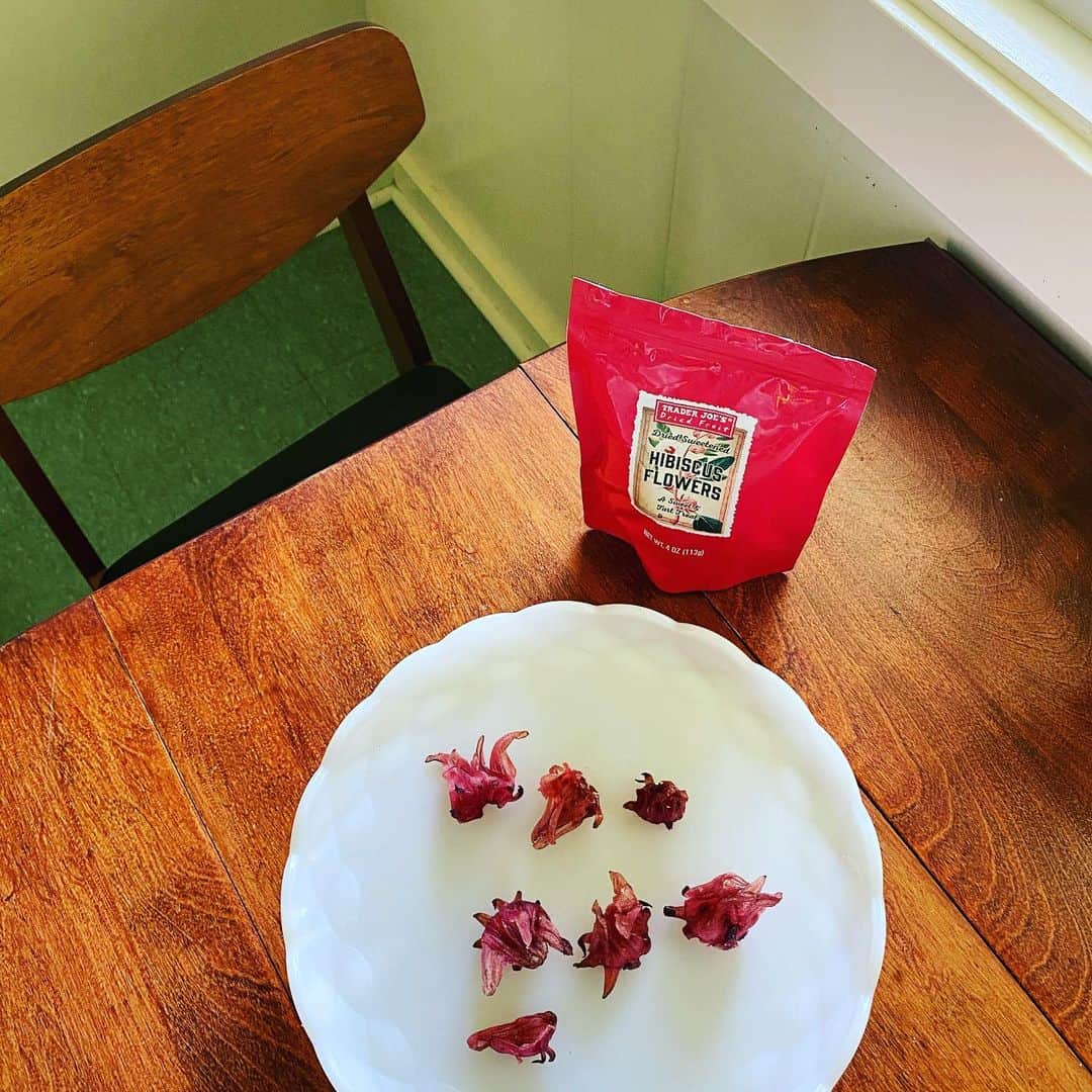 工藤まやさんのインスタグラム写真 - (工藤まやInstagram)「お皿にのった赤い物体の正体はハイビスカス🌺みえさんのサンフランシスコ土産でトレジョーのもの。想像するにハイビスカスの花を砂糖で煮て柔らかく乾燥させている味食感。ドライフルーツと乾燥梅の中間くらいにいる。ユニークで美味しいものをありがとう〜。パッケージ裏面を見たら原産国タイとある。タイでは普通にあるものなのかな？タイっていうよりトレジョー行きて〜❤️  #ハワイ #hawaii #hibiscusflower #traderjoes  #traderjoesfinds  #instafood」9月5日 13時54分 - mayahawaii325