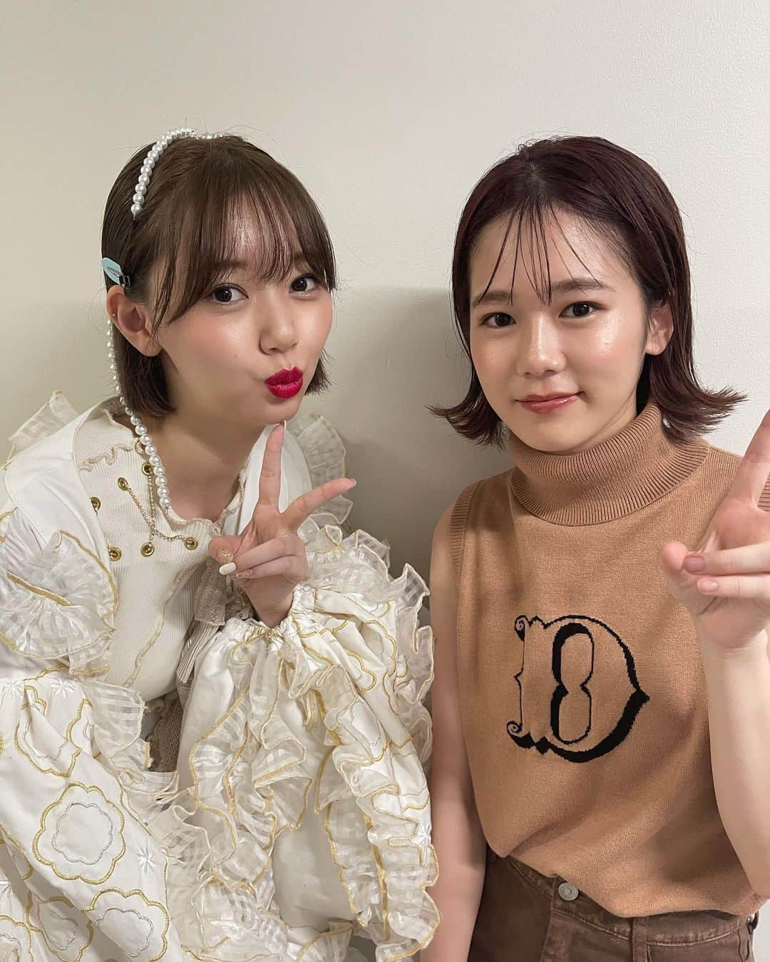 江野沢愛美さんのインスタグラム写真 - (江野沢愛美Instagram)「川口葵ちゃん♡  葵ちゃんが東京にきてお仕事始める前からなのかな？ 私にコメントや、DMをくれていたみたいで (DM履歴よると私が出したグッズとかまで買ってくれてました笑) それをファンの方が教えてくれました。 嬉しいなぁと思ってたら  関西コレクションでやっとお会いできました🥰 そしたらまさかの同じステージでした♥️🥺  本当にずっと大好きでした、、！って 直接伝えてくれて嬉しかったです！！  小さい頃から仕事していて最近はこんなふうに ずっとファンでした！って言ってくれる方、 メイクさん、スタイリストさん方とお仕事することが増えてきて 当時読者だった皆さんと一緒にお仕事できて嬉しいです。 もうそんな年なのかぁとも思います。笑  葵ちゃん！好きでいてくれて本当にありがとうね♥️  #オオカミ最終回の葵ちゃん可愛かったなぁ #まだ知らずに観てた #ドラ恋まで観てくれてた #さすが #ありがとう！」9月5日 19時59分 - enosawa_manami