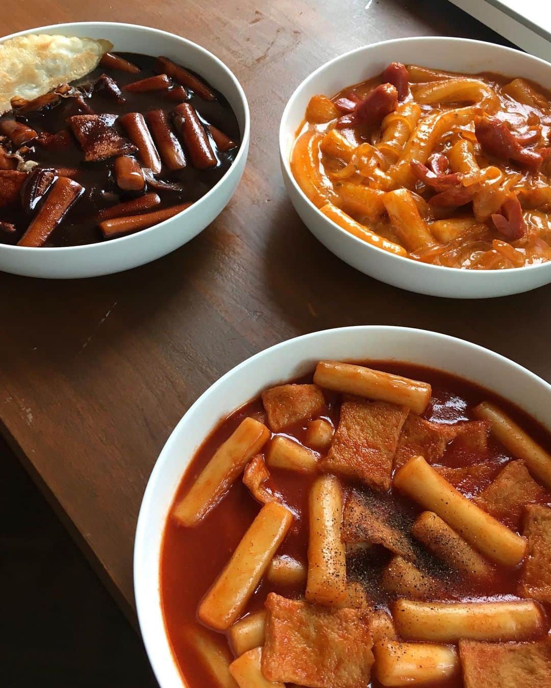 ソン・ファミンのインスタグラム：「오르막 매콤로제 떡볶이 드디어 오픈됐습니다! 🥰 *매콤짜장, 오리지널도 구매가능합니다.  지금부터 자정까지 구매할 수 있으며, 재고 소진시 일찍 마감될 수 있습니다.   로제 관련글은 이전 게시물과 인스타 하이라이트 ‘오르막 매콤로제’에 정리 해놨으니 참고주세요 :)!   먹다 남으면 체다치즈 넣고 리조또까지 해먹기-🧡  *재고 소진시 일찍 마감될 수 있습니다.」
