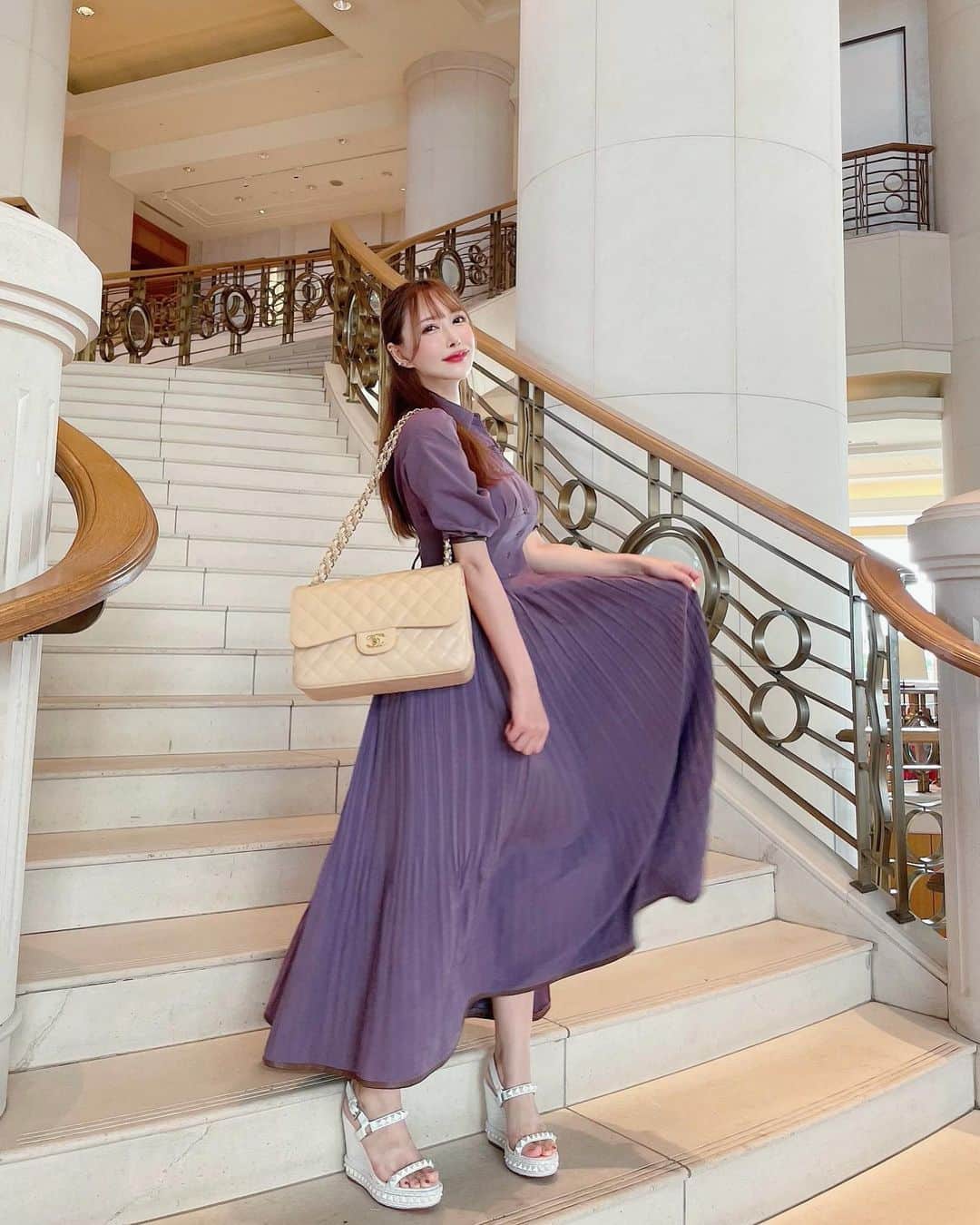 蘭子のインスタグラム：「HAPPYって思い込んで生きてたら 多分ちょっとだけ楽しくなるね❤️ . 💃💃💃 ↑こんな感じでポーズ取って おりますが💃💃💃 . オーレイって言ってる訳では ないですよ❣️❣️❣️ . 皆様一週間お疲れ様でした🧚 . Dress: @royalparty_official  Bag: @chanelofficial  Shoes: @louboutinworld  . . . . . . #royalparty#royalparty_styling#chanel#chanelbag#louboutin#ワンピースコーデ#パイピングレザーワンピース #ロングワンピース#ロイヤルパーティー #プチプラコーデ#プチプラ高見えコーデ#プチプラミックス#プチプラファッション #プチプラ部  #女子会コーデ#おしゃれさんと繋がりたい#おしゃれな人と繋がりたい#写真好きな人と繋がりたい#写真撮ってる人と繋がりたい#写真を撮るのが好きな人と繋がりたい#ポトレ#ポートレート女子 #フォトジェニックスポット #カメラ部 #紫コーデ#今日のコーデ#きょコ#ルブタン#シャネルバッグ#ヒルトン東京」