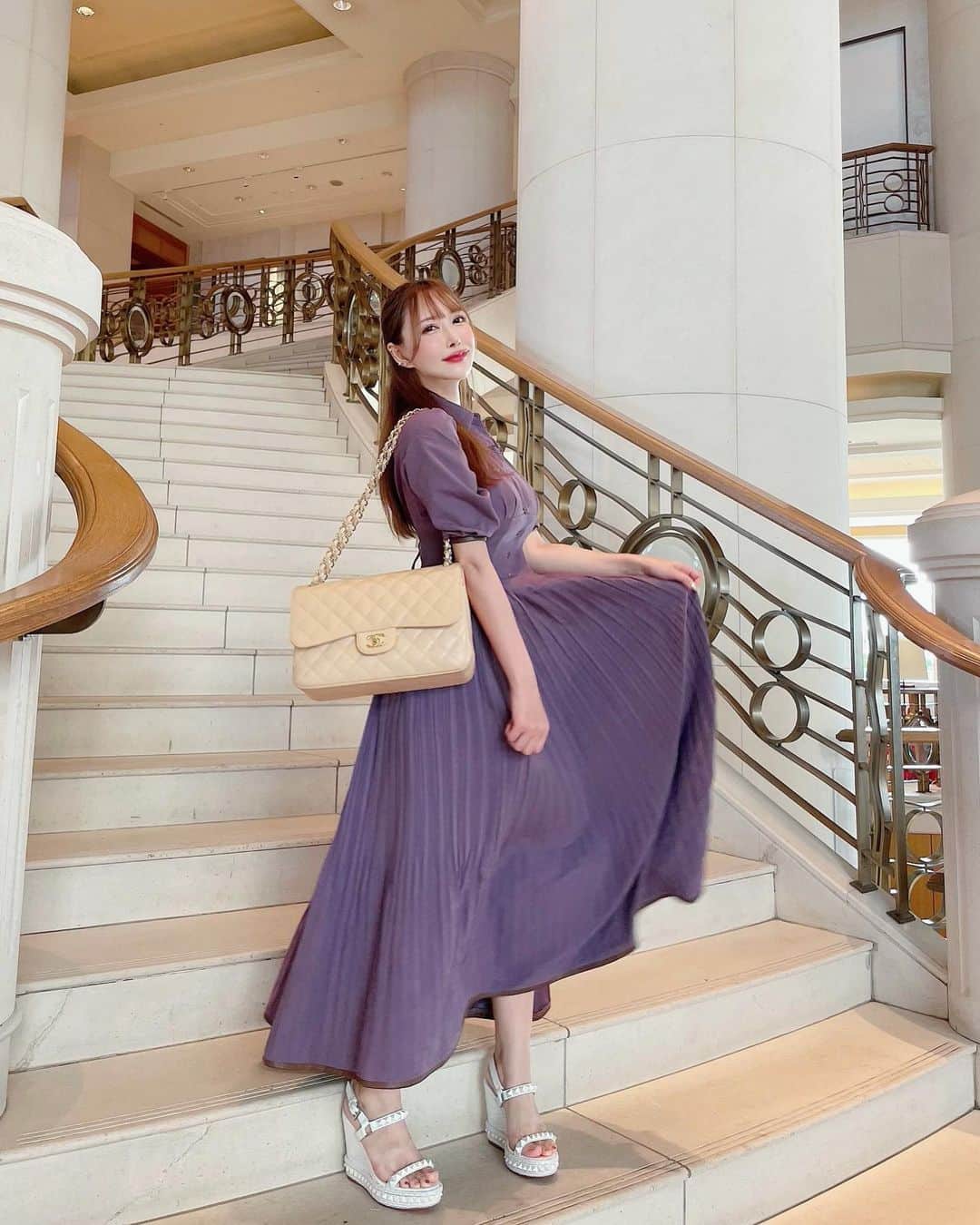 蘭子さんのインスタグラム写真 - (蘭子Instagram)「HAPPYって思い込んで生きてたら 多分ちょっとだけ楽しくなるね❤️ . 💃💃💃 ↑こんな感じでポーズ取って おりますが💃💃💃 . オーレイって言ってる訳では ないですよ❣️❣️❣️ . 皆様一週間お疲れ様でした🧚 . Dress: @royalparty_official  Bag: @chanelofficial  Shoes: @louboutinworld  . . . . . . #royalparty#royalparty_styling#chanel#chanelbag#louboutin#ワンピースコーデ#パイピングレザーワンピース #ロングワンピース#ロイヤルパーティー #プチプラコーデ#プチプラ高見えコーデ#プチプラミックス#プチプラファッション #プチプラ部  #女子会コーデ#おしゃれさんと繋がりたい#おしゃれな人と繋がりたい#写真好きな人と繋がりたい#写真撮ってる人と繋がりたい#写真を撮るのが好きな人と繋がりたい#ポトレ#ポートレート女子 #フォトジェニックスポット #カメラ部 #紫コーデ#今日のコーデ#きょコ#ルブタン#シャネルバッグ#ヒルトン東京」9月5日 19時54分 - xx_ranko_xx