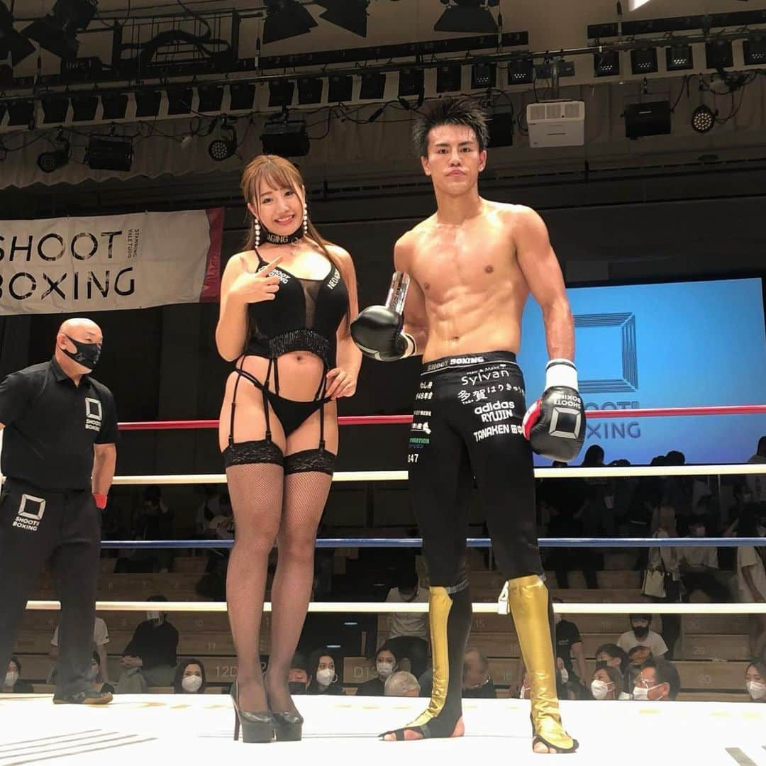 愛場れいらさんのインスタグラム写真 - (愛場れいらInstagram)「#SHOOTBOXING #シュートボクシング  act.4 . . 本大会は「ローチケ LIVE STREAMING」アーカイブにて9/7(火)23:59までご覧いただけます . . @kaitoyade0821 🏆勝利✨✨🥊  . お写真ありがとう💕盛れてる❤️ 次回の試合 12/26(日)も楽しみ✨  . りこちゃん　@rico_carico 💓 . . . #ラウンドガール　#cardgirl #ringgirl #格闘技　#ボクシング　#fightsports  #試合観戦　#boxinggloves #fitness  #フィットネス　#筋トレ　#workout  #スポーツ観戦　#グラビア　#グラビアアイドル　#インスタグラビア　#キャンギャル　#レースクイーン　#モデル　#むちむち女子  #ぽっちゃり女子　#セクシー」9月5日 15時00分 - aibareira2