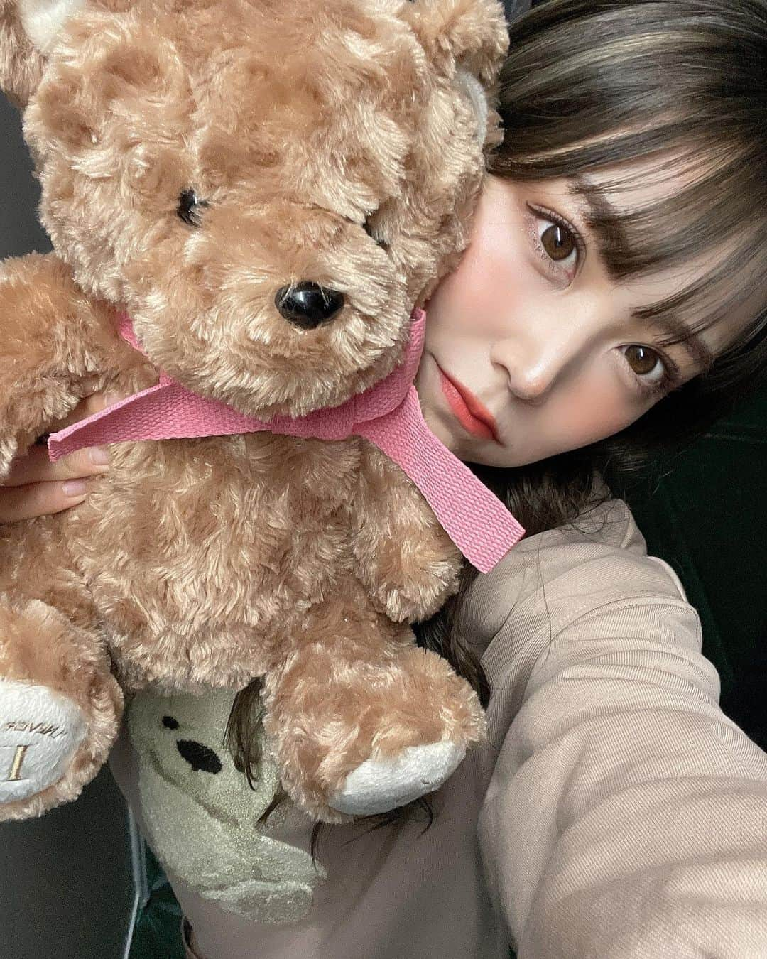 白間美瑠さんのインスタグラム写真 - (白間美瑠Instagram)「このパーカー可愛い、、🧸 メイクも、ヘアーも良き🧸 くまさんコーデ🧸 髪色に合う🧸 #パーカー女子　#darich」9月5日 15時13分 - shiro36run