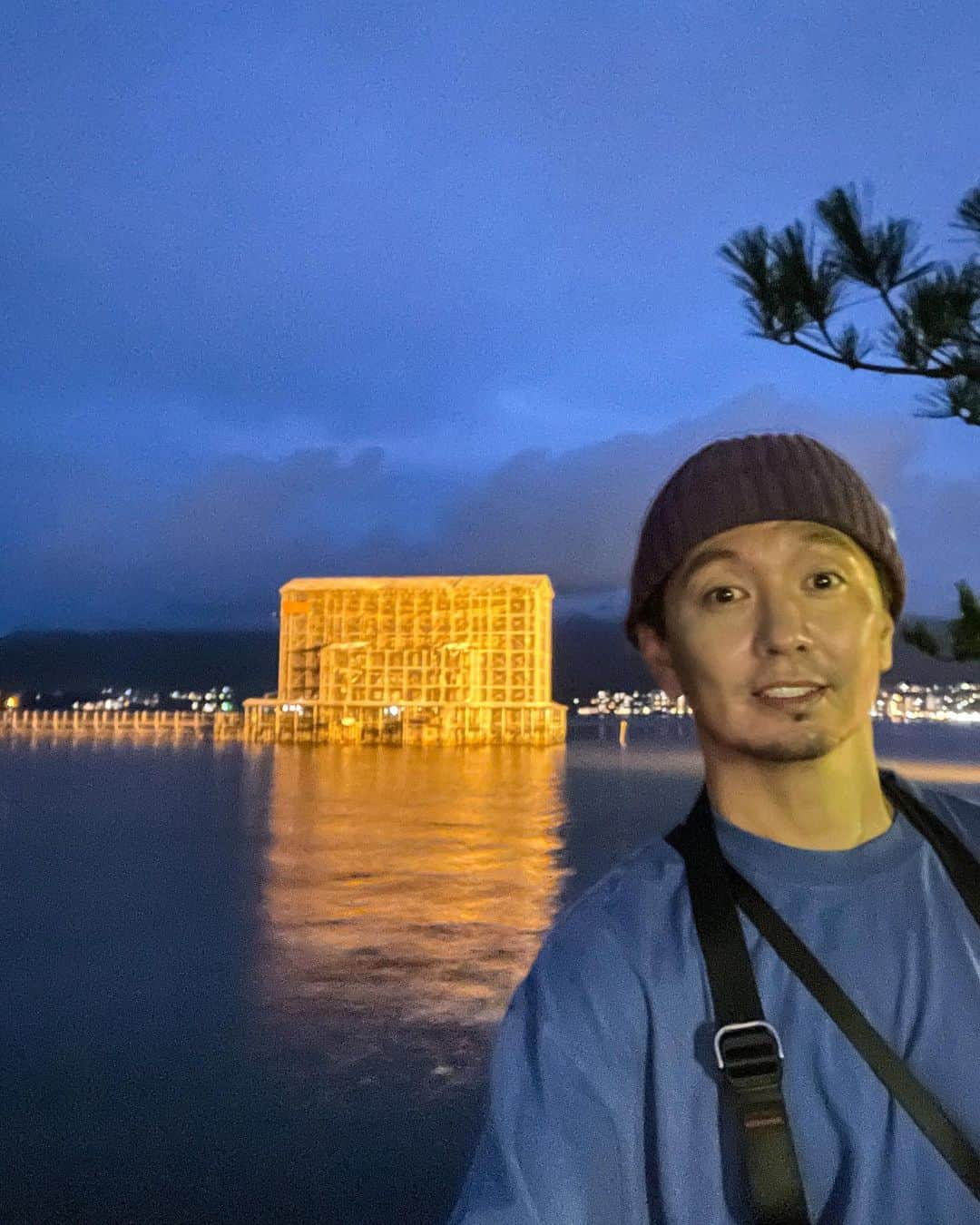 SHOCK EYEさんのインスタグラム写真 - (SHOCK EYEInstagram)「世界遺産の厳島神社⛩  その大鳥居は今、70年振りの大規模修繕をしている。  せっかく訪れたのに大鳥居が見れなくて残念、、と肩を落とすのでなく、  逆に、今しか見れないこの姿を楽しもう＾＾  生きているうちにこの姿が見れるのは、おそらく今回が最後。  そう考えると、ラッキーなのだ😊✨🙏  てか、是非陽の落ちた後に訪れてほしい。  遠出の難しい今は、この写真で是非楽しんでね。  ライトアップされ黄金に輝く大鳥居✨✨  やばくない！？  #厳島神社 #宮島 #広島 #神社 #大鳥居 #世界遺産 #itsukushima #itsukushimashrine #worldheritage  #shrine #hiroshima #hiroshimaprefecture #miyajima」9月5日 15時23分 - shockeye_official