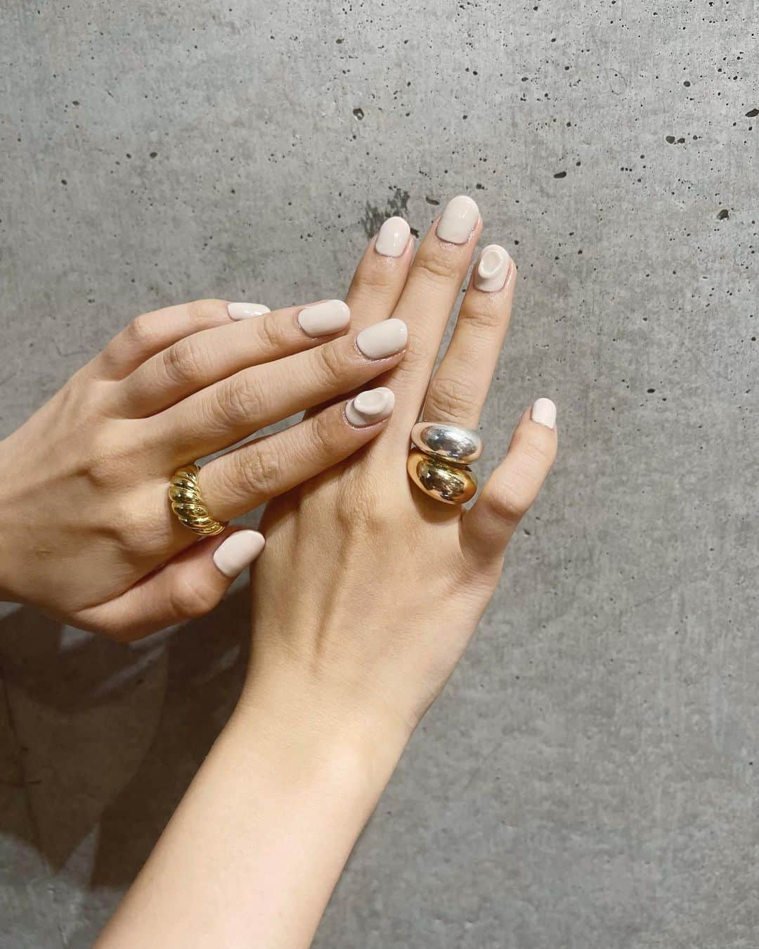 前田希美（まえのん）さんのインスタグラム写真 - (前田希美（まえのん）Instagram)「Newnail💅 アイボリーが可愛すぎる。  @function_nails @nail69aya  #アイボリーネイル #ivorynails  #functionnails #khakicode #khaki  #のんの私服 #のんのネイル」9月5日 15時42分 - maeda_nozomi