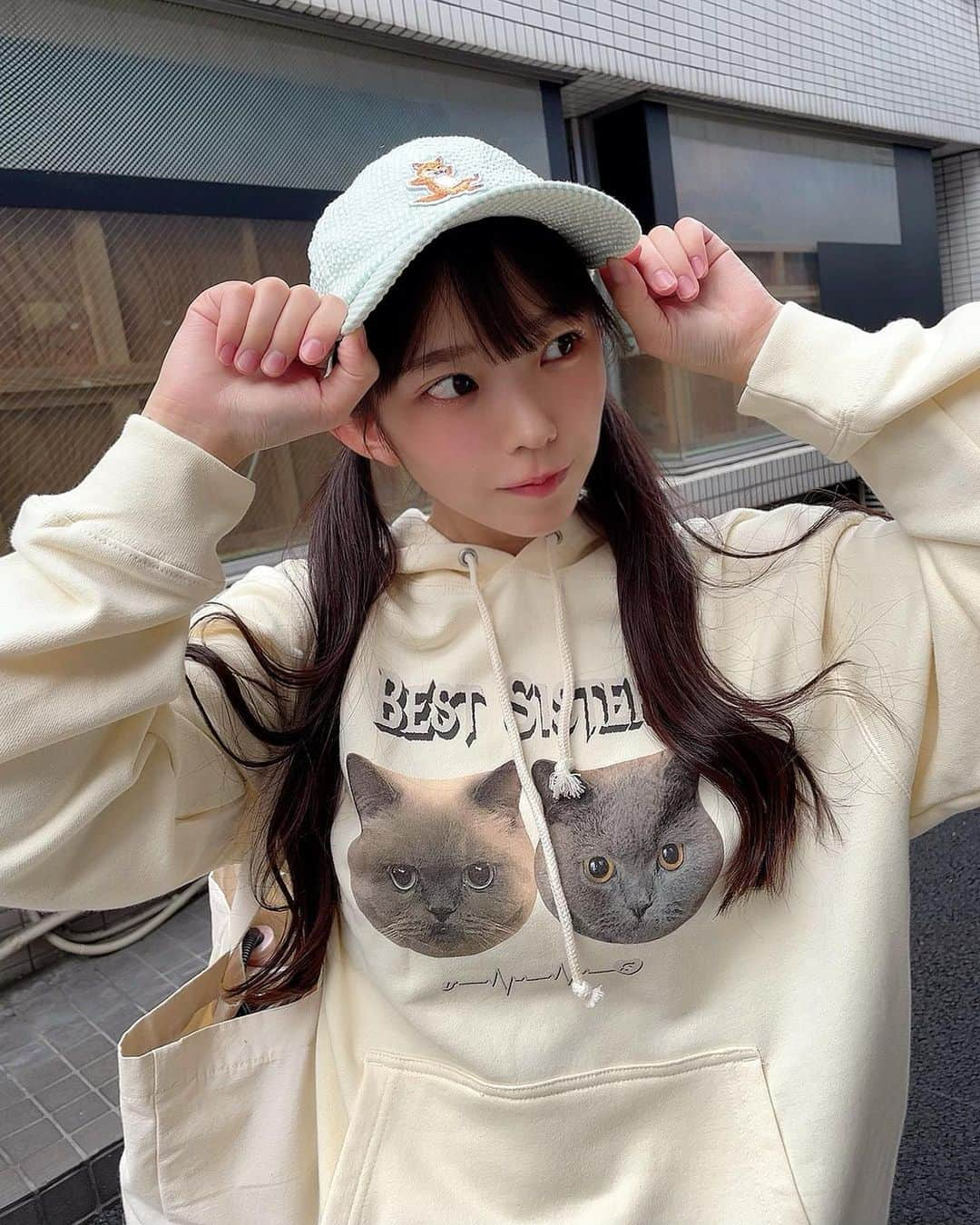 長澤茉里奈さんのインスタグラム写真 - (長澤茉里奈Instagram)「うどそばちゃんグッズが可愛過ぎる件について、、、！！！ @shihotakanashi の愛猫のそばちゃんの治療費の募金企画のグッズです！！ さすがのしほさんグッズが全て鬼の可愛さすぎて、めっちゃ悩んだ！！ほかにもトレーナー買ったのでまた載せます😭✨ みなさんもぜひグッズゲットして協力していただけたらと思います😢✨よかったらまりちゅとお揃いしよー🐱❤️  かわいいかわいいそばちゃん(うどんちゃんも)がこれからも末永く元気に過ごせますように😢💕💕 @shihotakanashi  @oudon_and_osoba  #小鳥遊小売店」9月5日 16時26分 - marinanagasawa1008