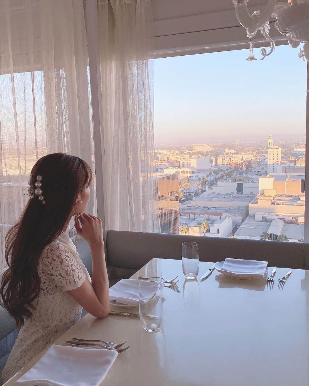 Isakoさんのインスタグラム写真 - (IsakoInstagram)「The Penthouse🍽🤍 　 Santa Monicaの美しいサンセットとディナーを楽しめるレストランThe Penthouse @thepenthouse へ🤍 　 レトロで可愛いホテルThe Huntley Hotel @thehuntleyhotel の最上階にあります🏨 　  内装がかなり好みなのと、サンセットが本当に綺麗でうっとりしてしまいました、、🥺 　 美しいサンセットを動画でシェアしますね🥰 　  LAはとても日が長く、毎日19時頃まで明るいです🌤サンセットの時間は19時半頃でしょうか？？  そしてまだ引っ越してから一度も雨が降っておらずほぼ快晴の毎日💕本当に素敵な場所🥺 　 　 dress @dinoble_official 👗🤍 　 　 #thepenthouse#santamonica#santamonicabeach#whitedress#losangeleslife#losangelesfood#beautifulplaces#beautifulhotels#ロサンゼルス#サンセット#サンセットビーチ#ルーフトップ#真っ白#ホワイトコーデ」9月5日 16時41分 - ichaaako