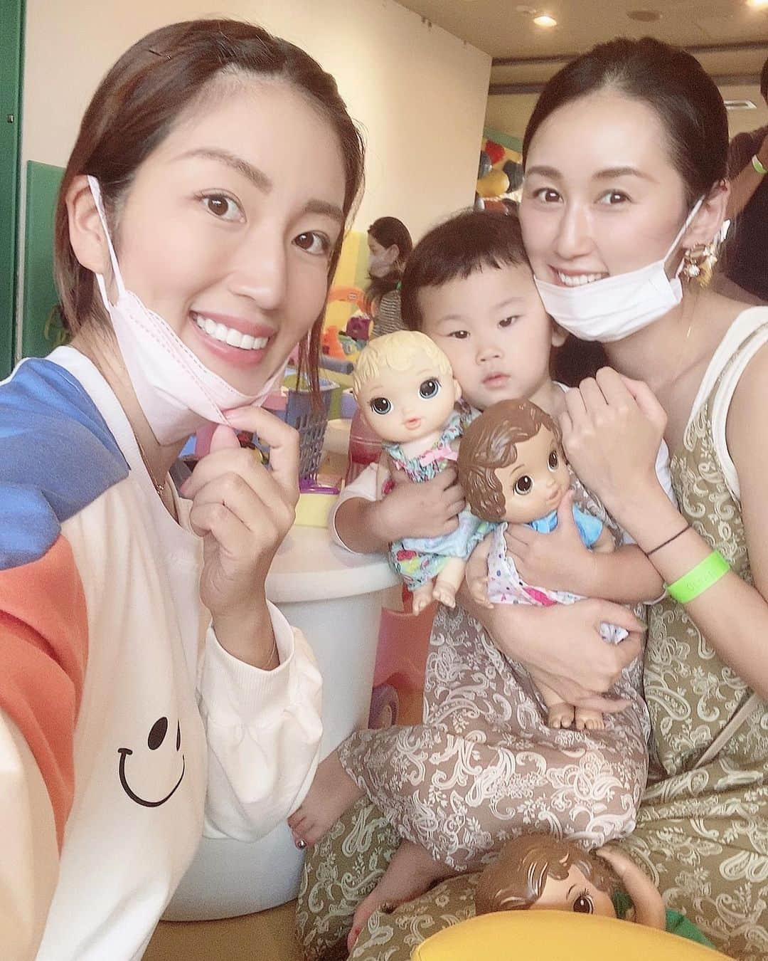 庄司ゆうこさんのインスタグラム写真 - (庄司ゆうこInstagram)「この土日はアンパンマンミュージアムいったり大好きな親子と遊びに行ったりと満喫してました❣️ももちゃんもうすぐで2歳5ヶ月❣️アンパンマン大好き熱は変わらずでアンパンマンミュージアム着いた途端いつも嬉し泣き😂笑 最後の写真はまいかちゃん夫婦がストレッチ受けに来てくれてその間、子供たちとゲームして遊んでました🤗マリオカートみたいなのを久々やったら68人中68位で最下位でした🤣🤣難しい🤣 #こどものいる暮らし#2歳5ヶ月#女の子ママ#ママ友#アンパンマンミュージアム」9月5日 17時10分 - yuko.shoji