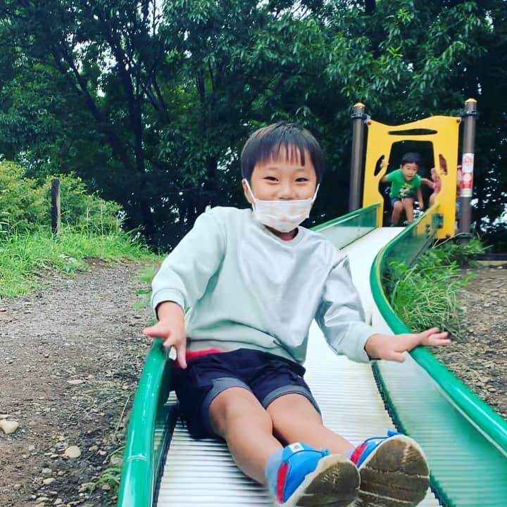藪木健太郎のインスタグラム：「久しぶりに2人で公園へ。 小さい時からローラー滑り台が大好きだった。 いつのまにか一番大きい子になってる。 成長してるなぁ(^^)」