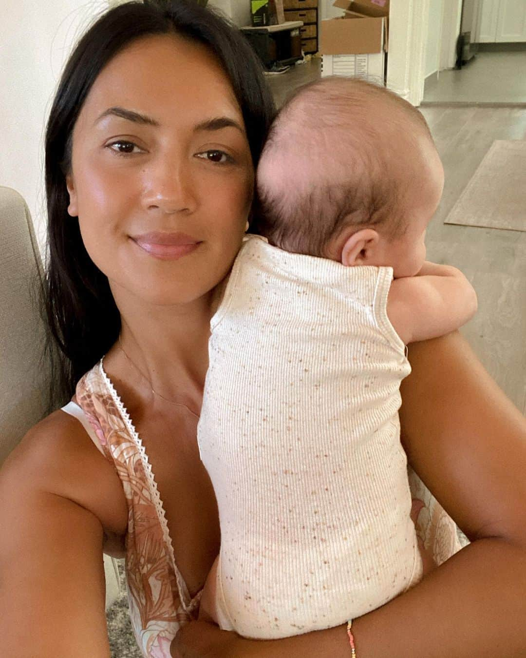 Bianca Cheah Chalmersのインスタグラム：「That baby smell, why am I so addicted to it? 😍. Getting my daily dose of snuggle time with baby Santino while @chloemorello and @sebamecha get some much needed rest 😴💤  #letthembelittle」