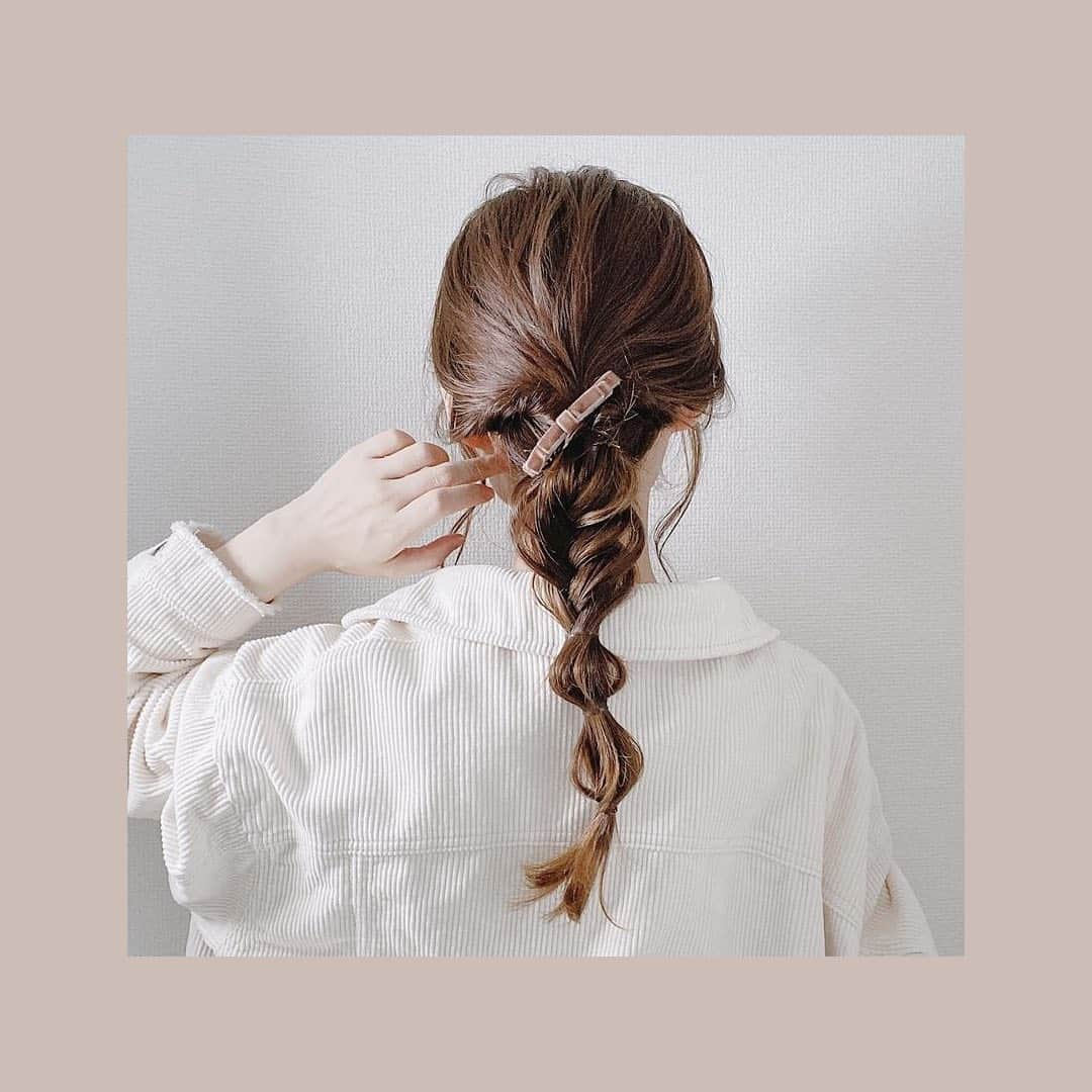 asumi_selfhairさんのインスタグラム写真 - (asumi_selfhairInstagram)「. まだまだ暑いですが、、、 秋におすすめなアレンジを 紹介します🩰🤎 . これからの季節は 編みおろしやローアレンジが おすすめです！！ アクセサリーはリボンや紐等 布素材のものがおすすめ🪞 . ちょうど1年くらい前の アレンジですが、 今よりも凝ったアレンジが 多くて、今も頑張らないとなぁぁ と思いました！😭💪💪 . ただ、頻繁に髪を巻いていたので 毛先が今よりもチリチリ🤣 .  . @mece_official  .  #ヘアアレンジ#セルフアレンジ #セルフヘアアレンジ #シンプル #ヘアアレンジ動画  #ヘアアレンジ解説  #簡単ヘアアレンジ  #簡単アレンジ  #ロングヘアアレンジ  #ロングヘア」9月5日 20時31分 - asumi_selfhair