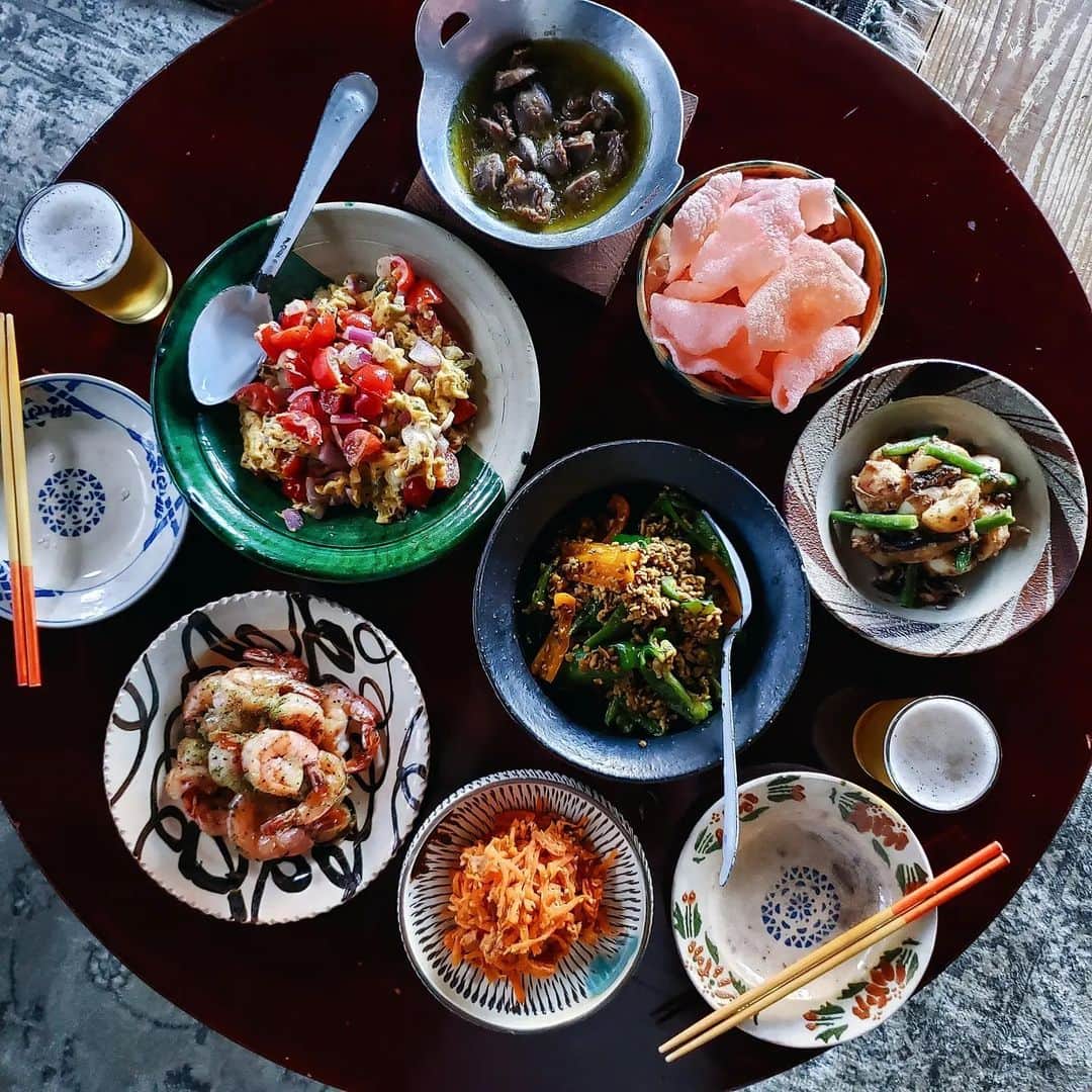 のインスタグラム：「* #家呑み *  久しぶりの家呑みごはん🍻  スパイシーガーリックシュリンプ インド式スクランブルエッグ ピリ辛人参しりしり ピーマンと挽き肉の炒め物 じゃがいもといんげんのスモークオイルサーディン炒め 砂肝のアヒージョ えびせん  今日は朝から大掃除をしながら、 車椅子バスケの３決を見て、 腰を据えて決勝を見て、 ご飯を作りながら、 Wリーグのオータムカップと Bリーグのプレシーズンマッチを見て、 晩ごはんを食べながら ルヴァンカップの大阪ダービーを見る。  という１日でした🤗 充&実。  * #休日 #家時間  #家飲み#おうちごはん#おうち居酒屋 #晩ごはん#夕食#食事#ごはん#器#器好き #家時間を楽しむ#休日の過ごし方」